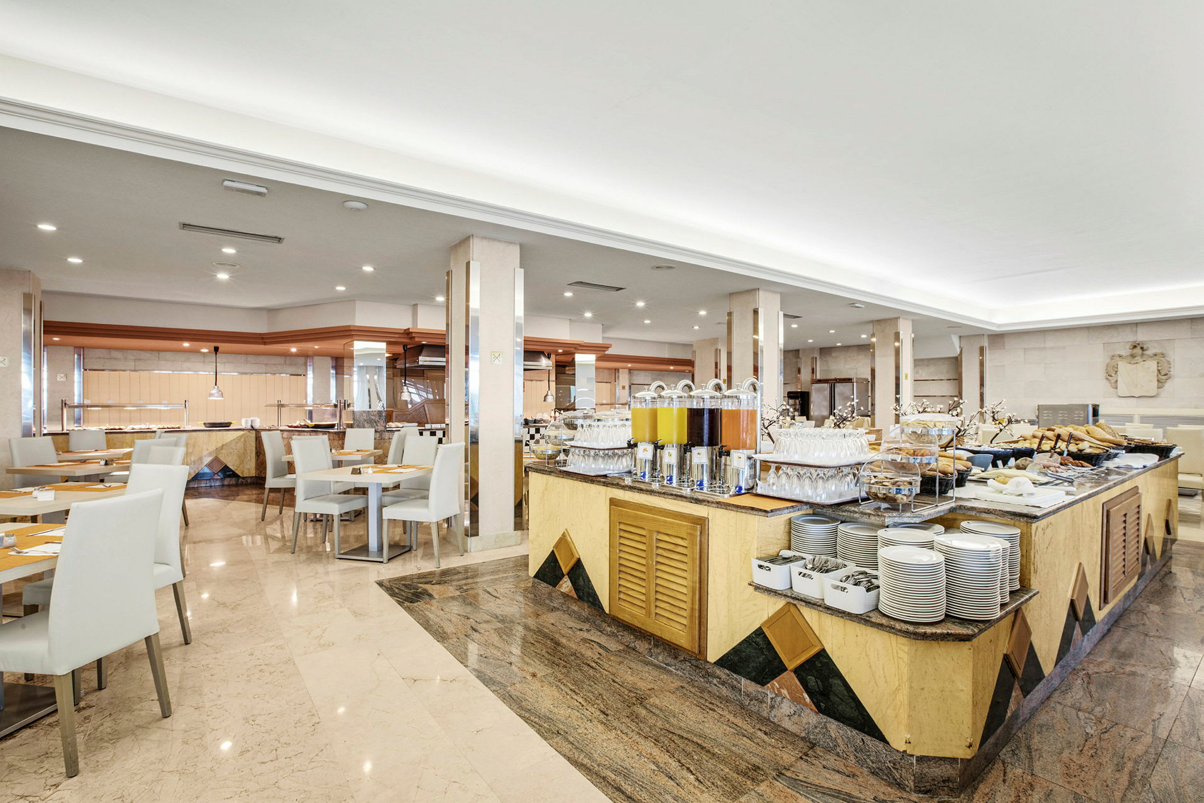 Buffet-alue, jossa tarjoilupöytiä ja istumapaikkoja. (Tekoälyn luoma teksti)
