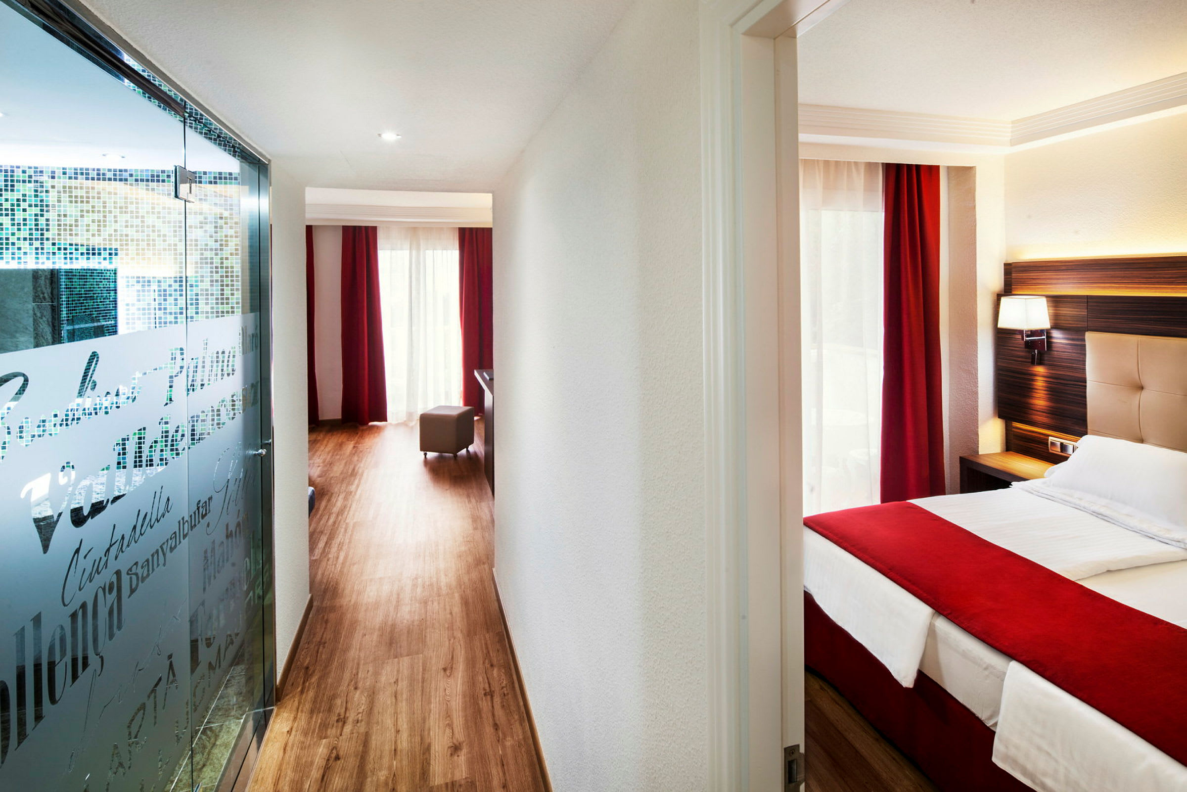 Hotellihuone, jossa sänky ja punaiset verhot. (Tekoälyn luoma teksti)