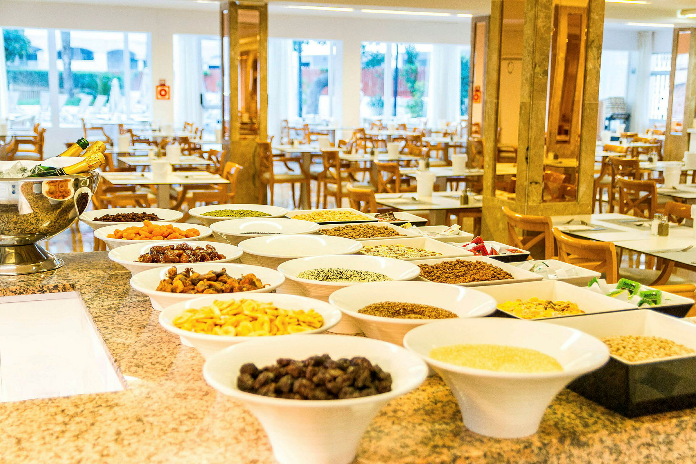 Buffet, jossa on erilaisia kulhoja täynnä ruokaa ja aineksia ravintolassa. (Tekoälyn luoma teksti)