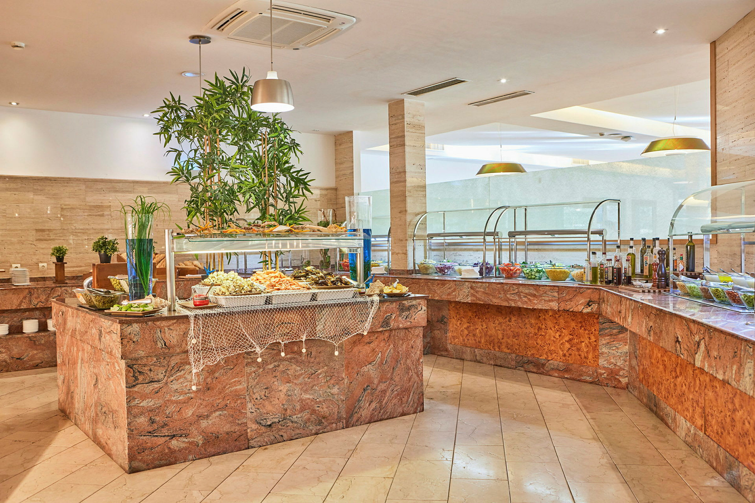 Buffet-alue, jossa erilaisia ruokia ja koristeluja. (Tekoälyn luoma teksti)
