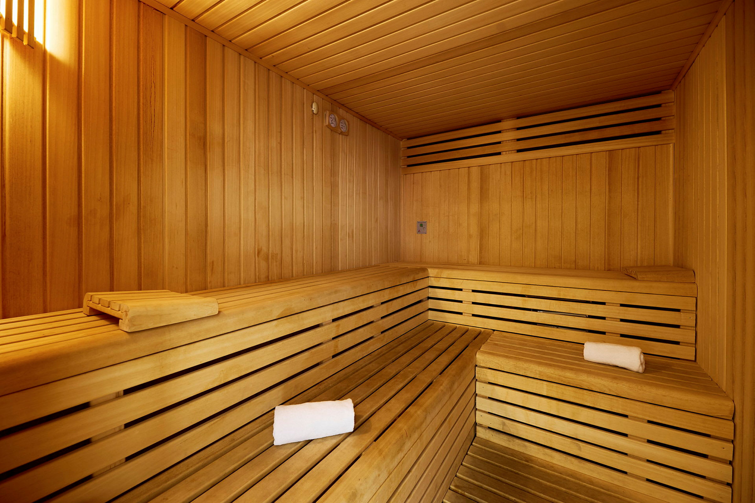 Sauna, jossa puupaneelit ja penkit. (Tekoälyn luoma teksti)