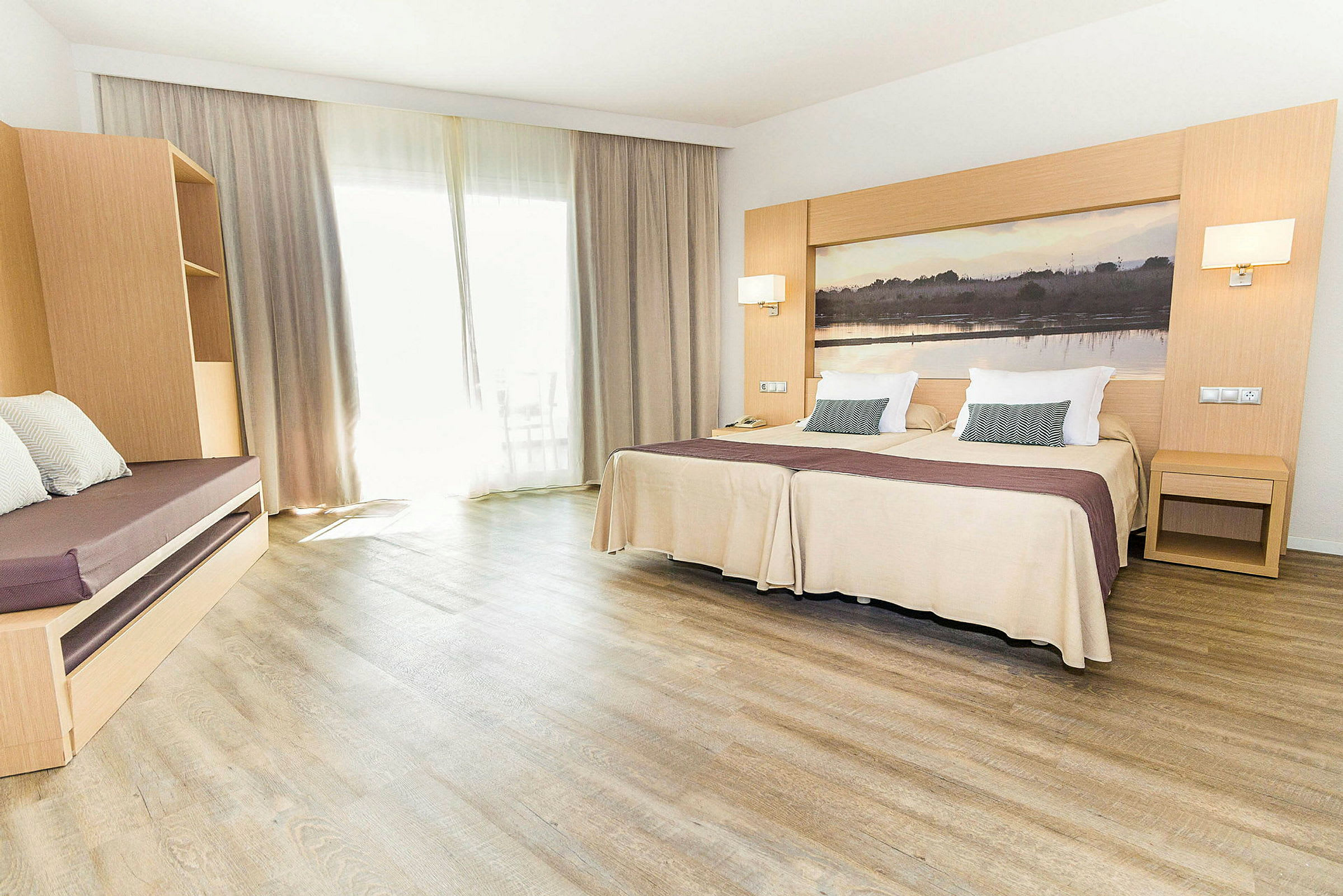 Hotellihuone, jossa kaksi yhtä sänkyä, istuin ja suuret verhot. (Tekoälyn luoma teksti)
