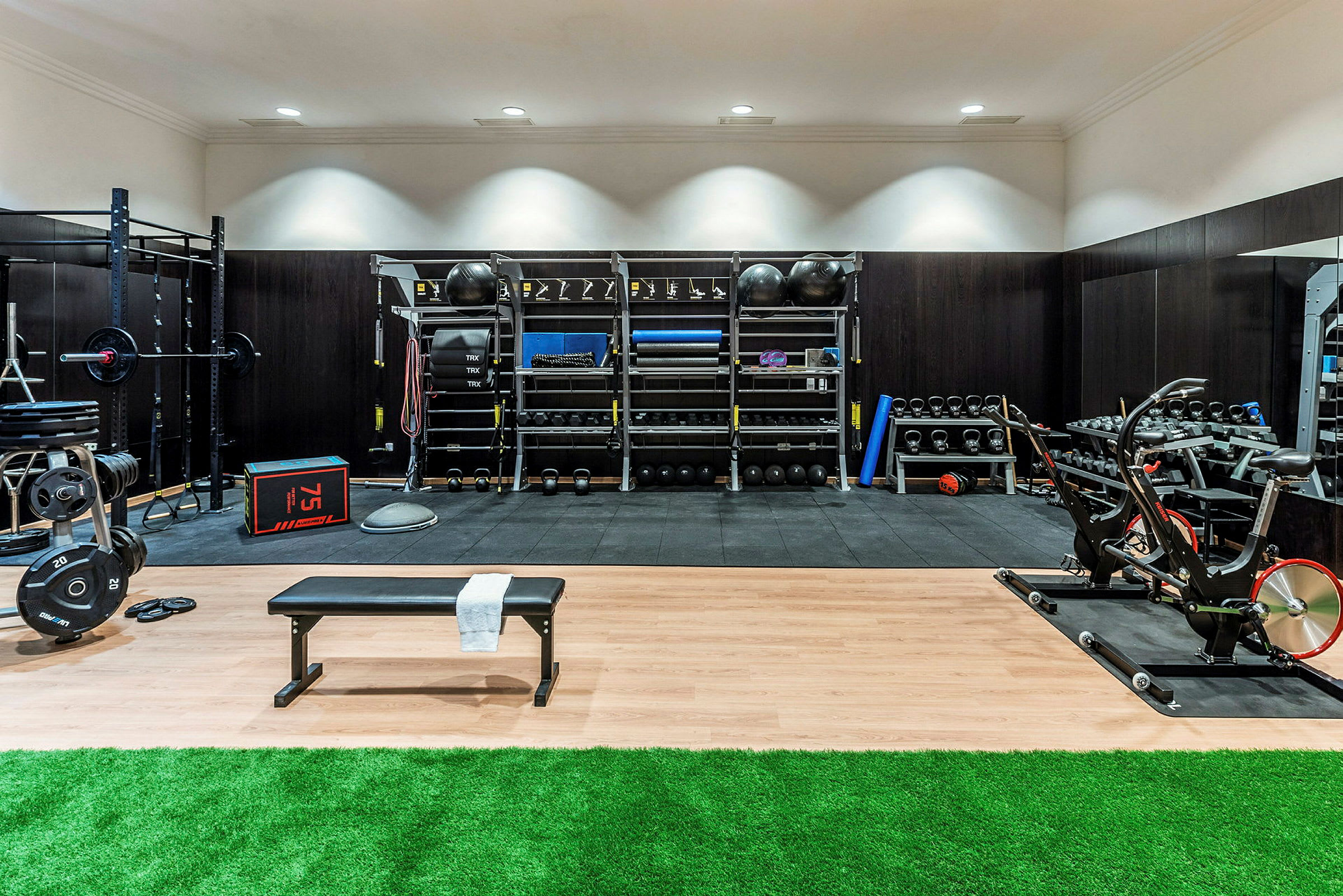 Kuntosali, jossa on kuntosalilaitteita, käsipainoja ja penkkejä. (Tekoälyn luoma teksti)