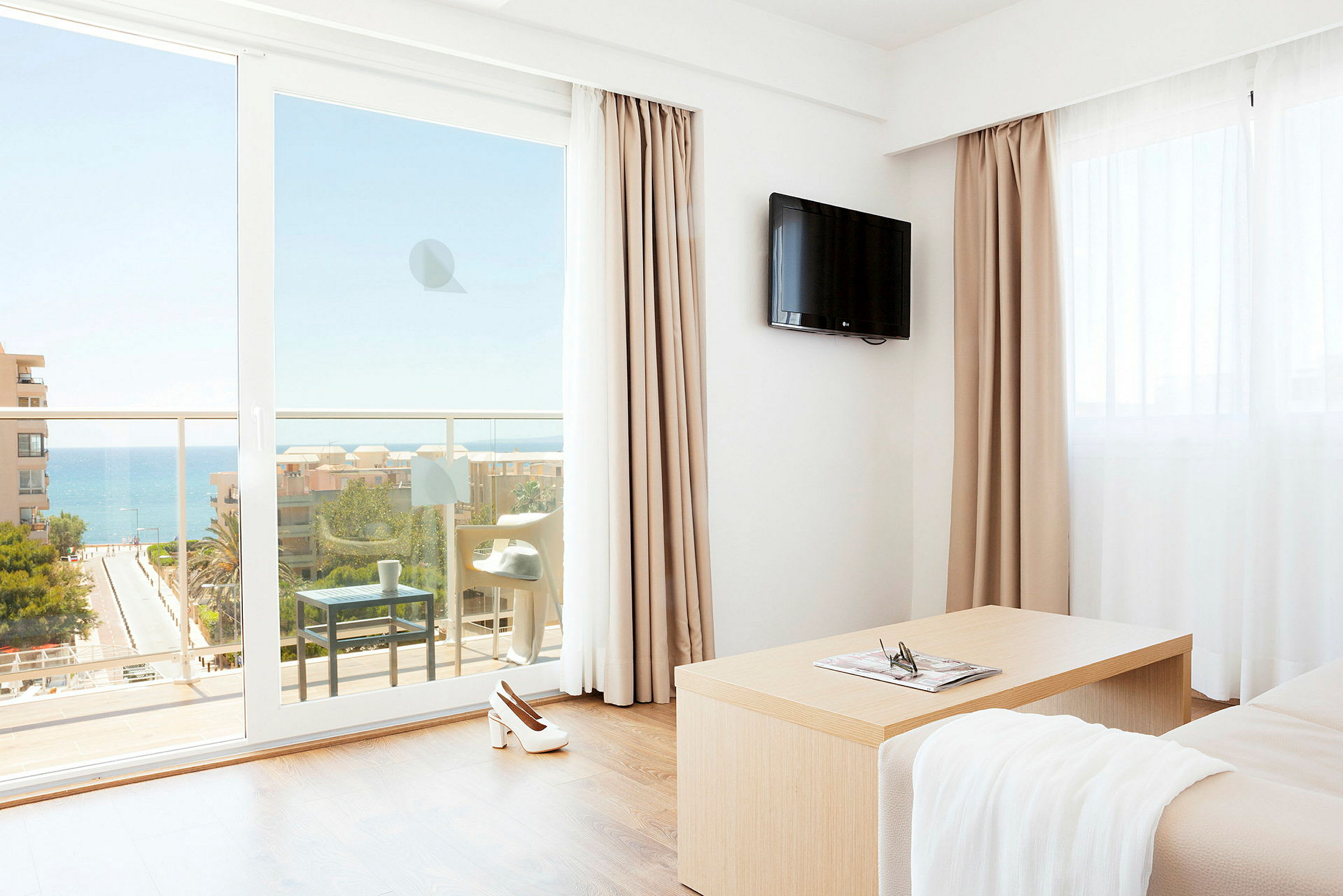 Hotellihuone, josta on näkymä merelle parvekkeelta. (Tekoälyn luoma teksti)