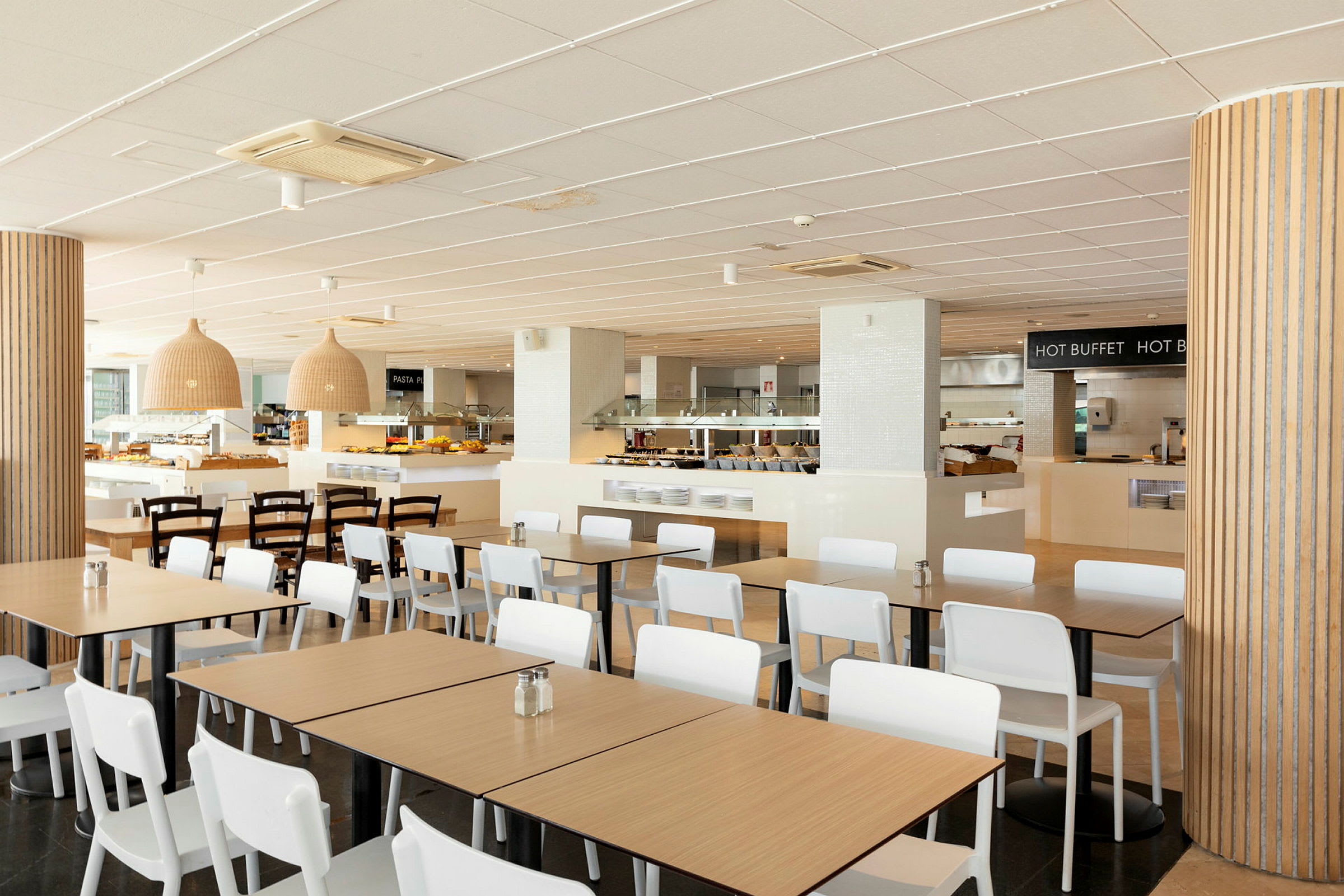 Ravintola, jossa buffet ja istumapaikat. (Tekoälyn luoma teksti)