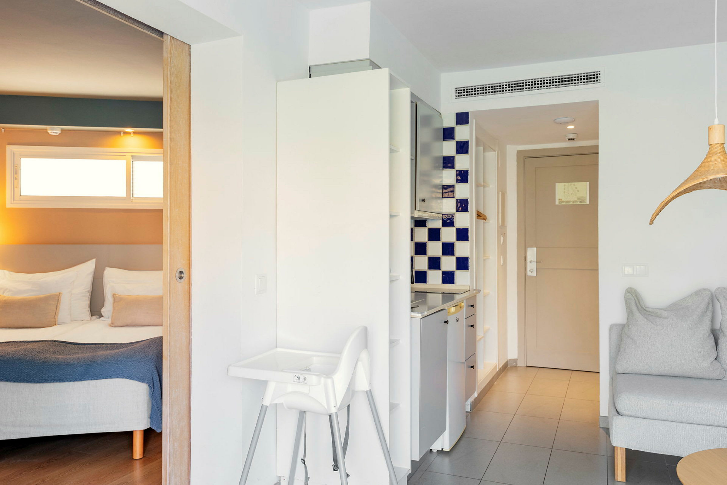 Hotellihuone, jossa keittiö, ruokailutila ja makuualkovi. (Tekoälyn luoma teksti)