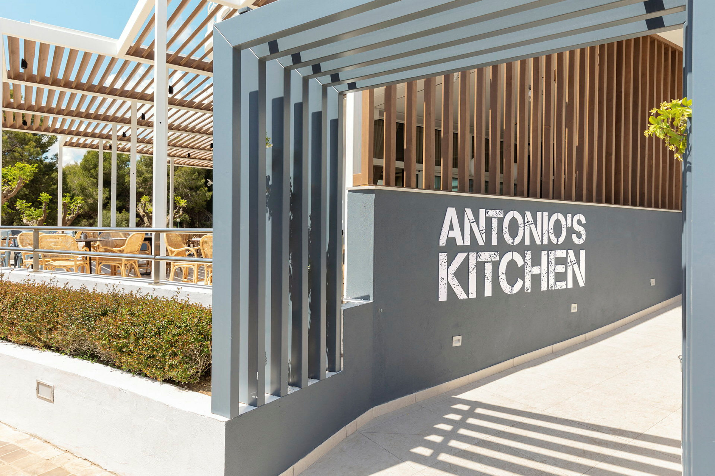 Antonio's Kitchen -ravintolan sisäänkäynti, jossa ulkoistuinpaikkoja. (Tekoälyn luoma teksti)