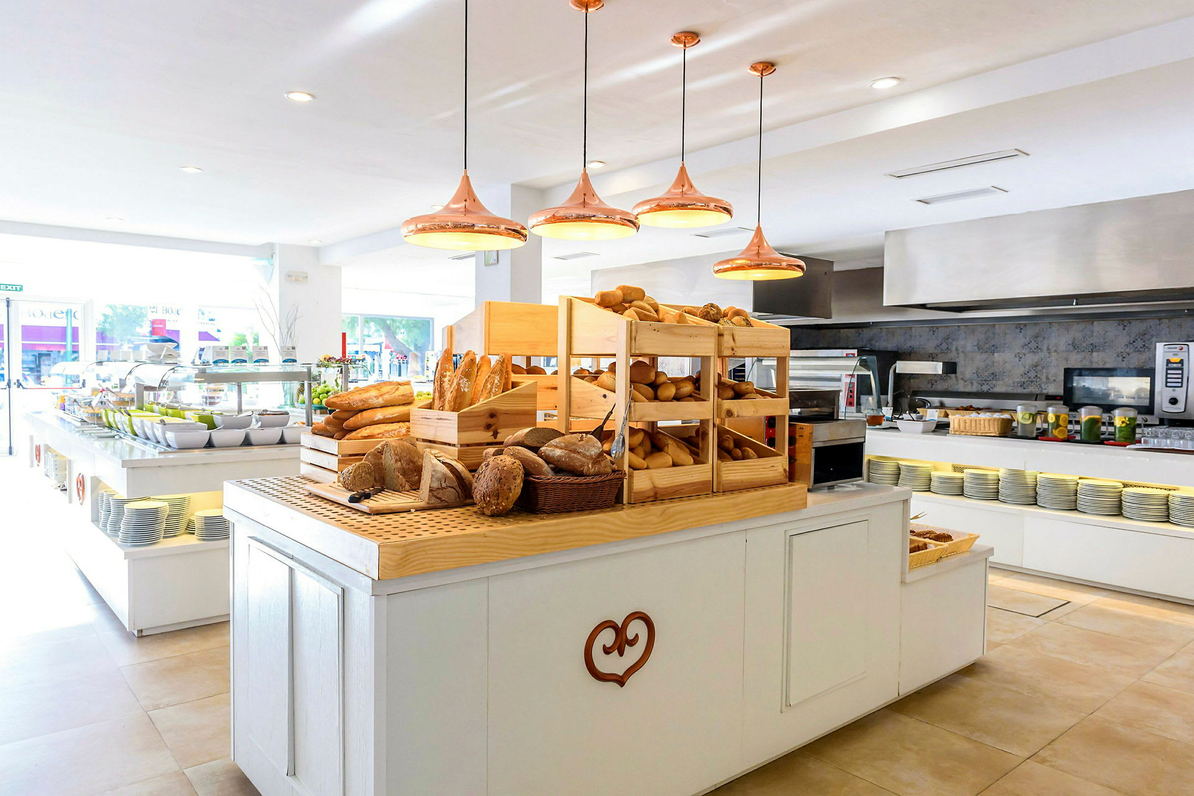Leipätiski, jossa eri tyyppisiä leipiä ja leivonnaisia modernilla buffet-alueella. (Tekoälyn luoma teksti)