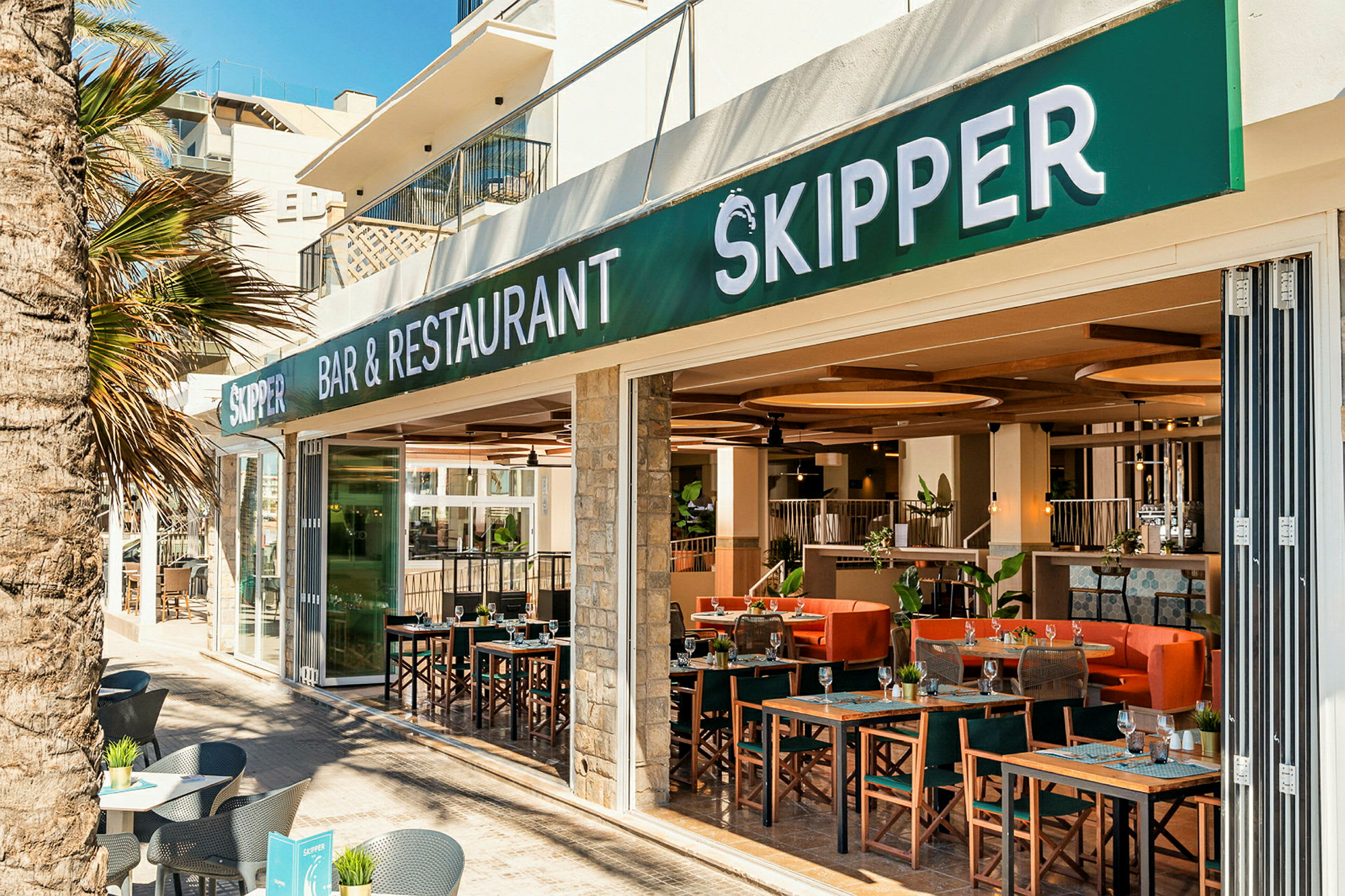 Ravintola ja baari nimeltä Skipper, ulkoterassit ja sisätilat näkyvissä. (Tekoälyn luoma teksti)