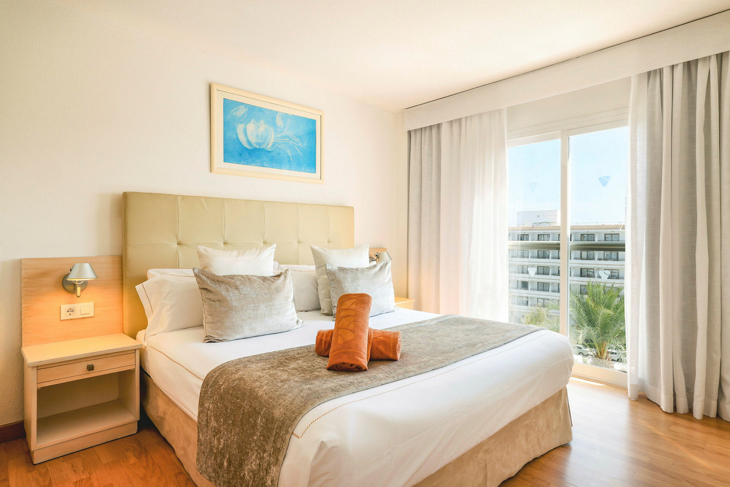 Hotellihuone, jossa on parivuode ja ikkuna näkymällä. (Tekoälyn luoma teksti)