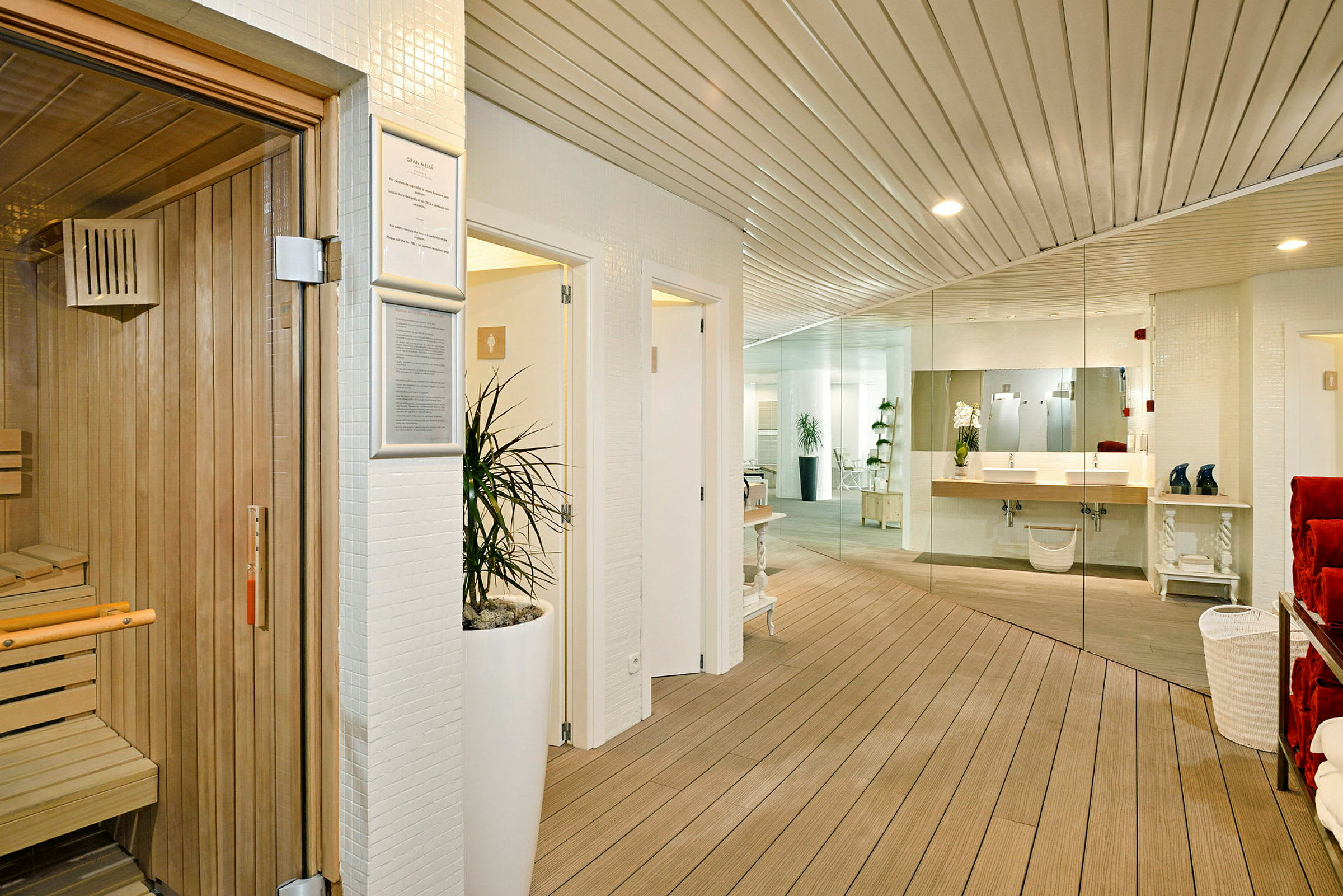 Kylpylän sisätila, jossa vasemmalla sauna, taustalla keittiöalue ja peiliseinä. (Tekoälyn luoma teksti)