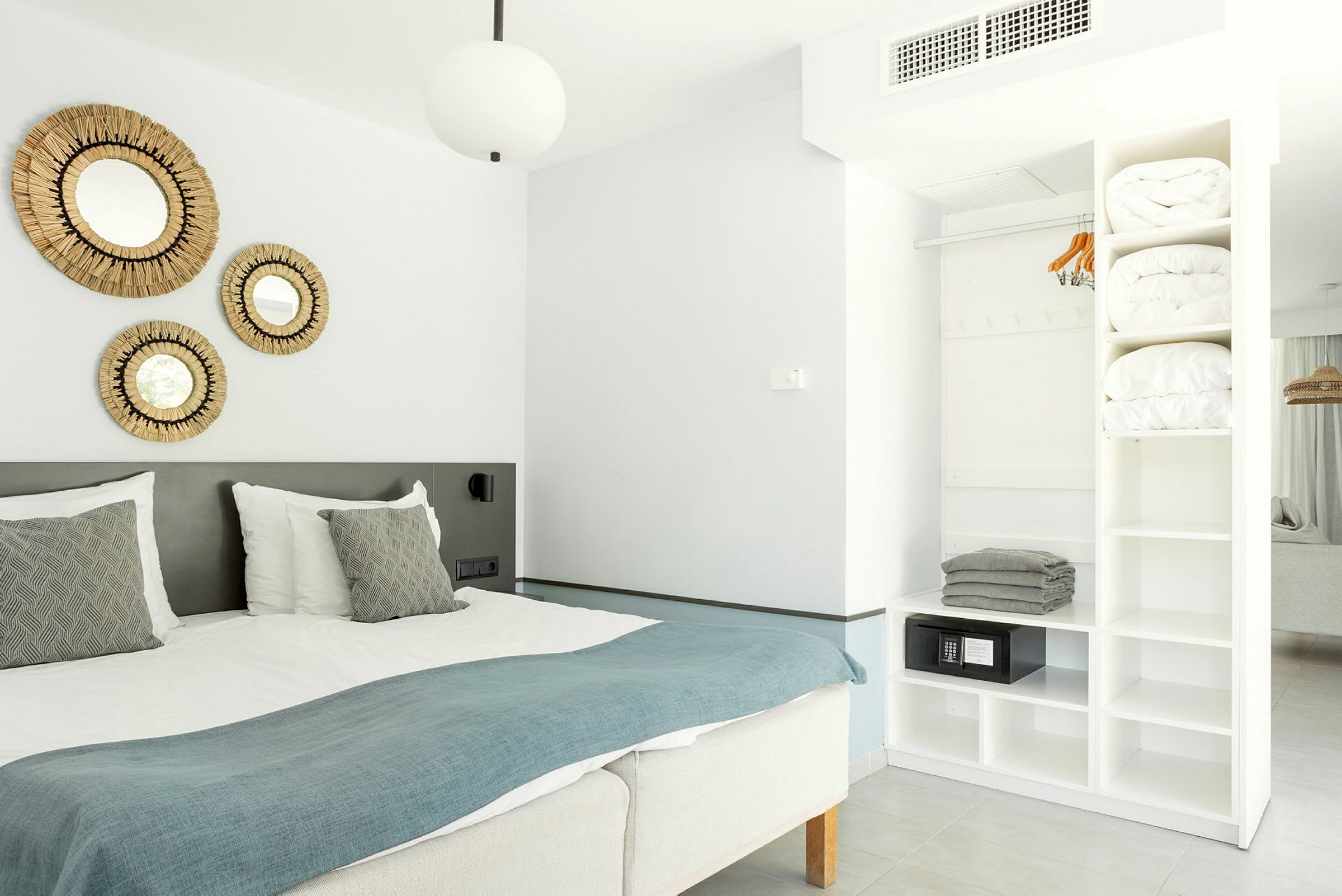 Moderni hotellihuone, jossa parivuode ja säilytystilaa. (Tekoälyn luoma teksti)