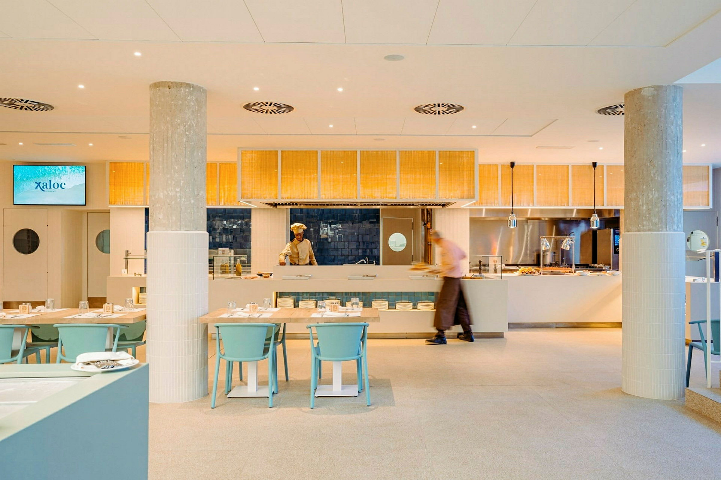 Ravintola, jossa on avoin keittiö ja nykyaikaiset kalusteet. (Tekoälyn luoma teksti)