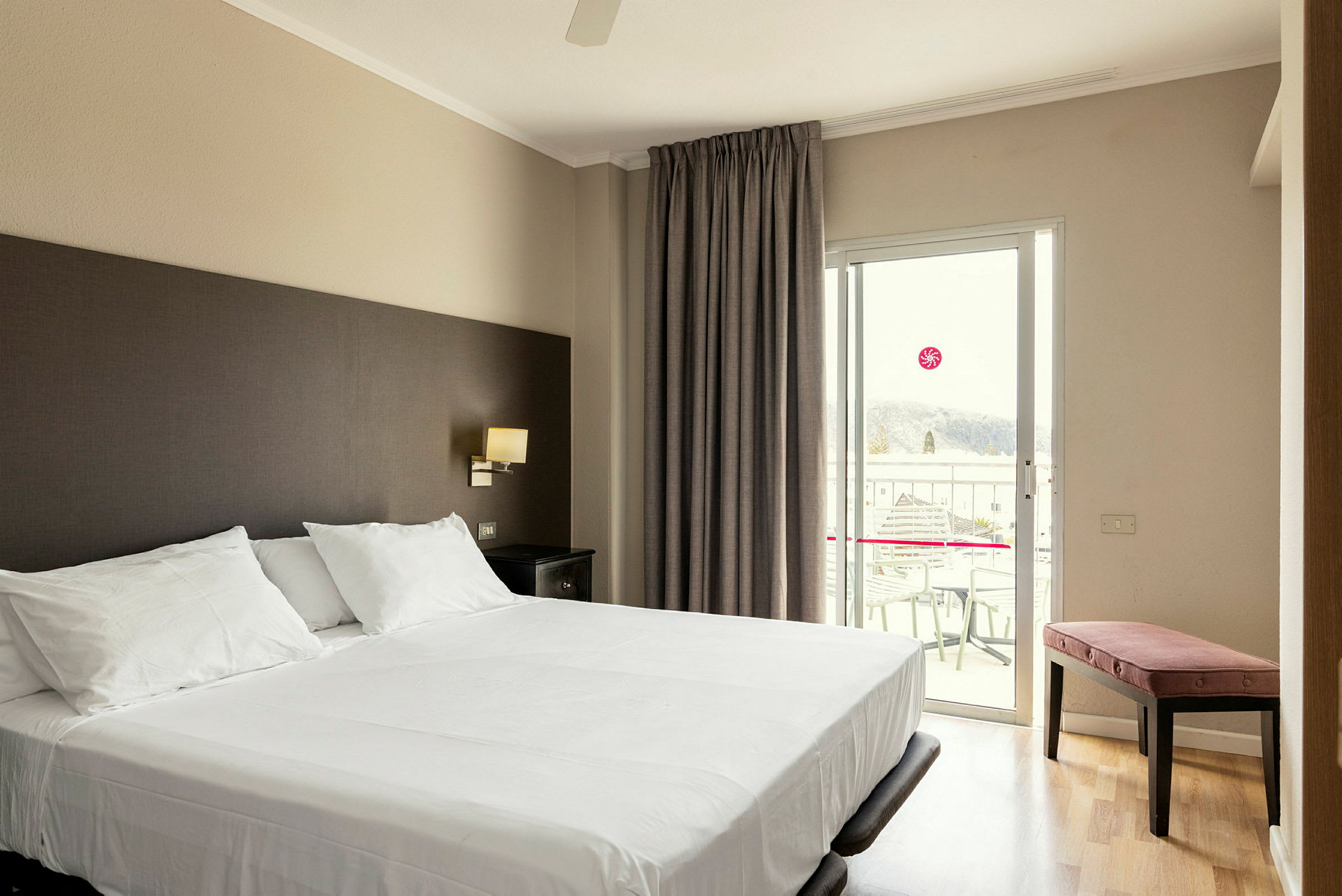 Hotellihuone, jossa parivuode ja parveke. (Tekoälyn luoma teksti)