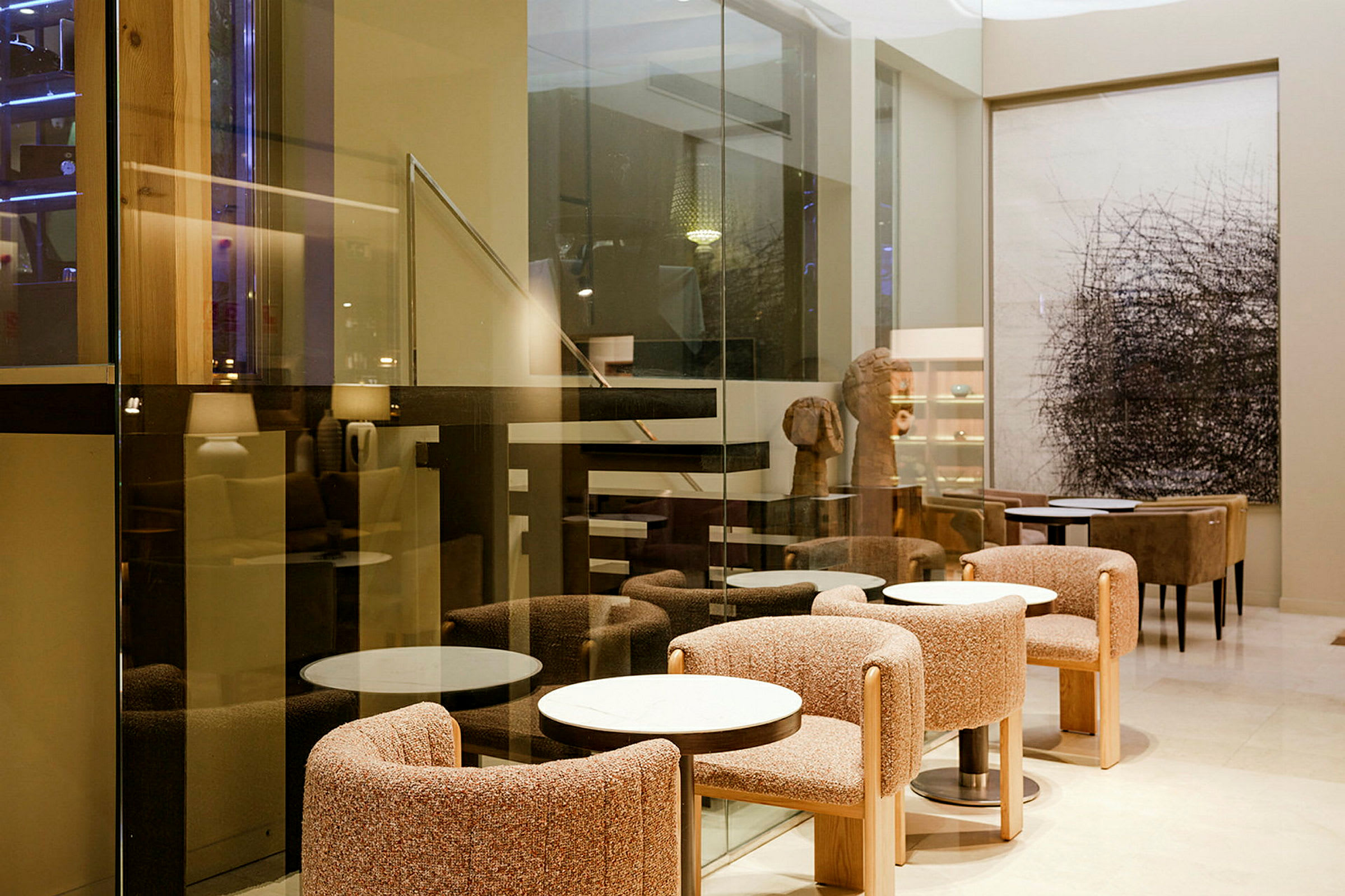 Hotellin lounge, jossa on modernit istuimet ja lasiseinät. (Tekoälyn luoma teksti)