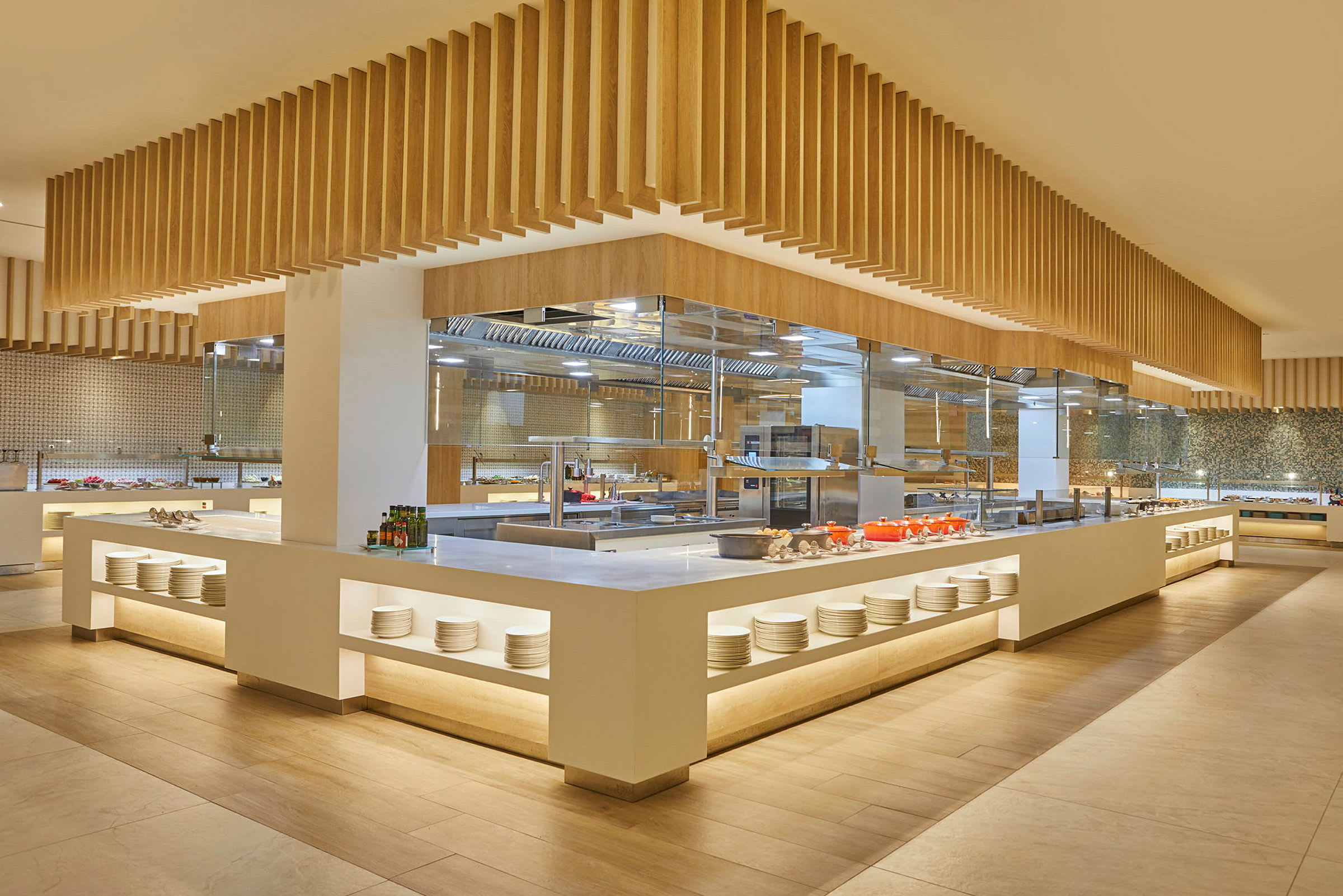 Buffet-alue, jossa on nykyaikaisia puuyksityiskohtia ja järjestettyjä tarjoilupisteitä. (Tekoälyn luoma teksti)