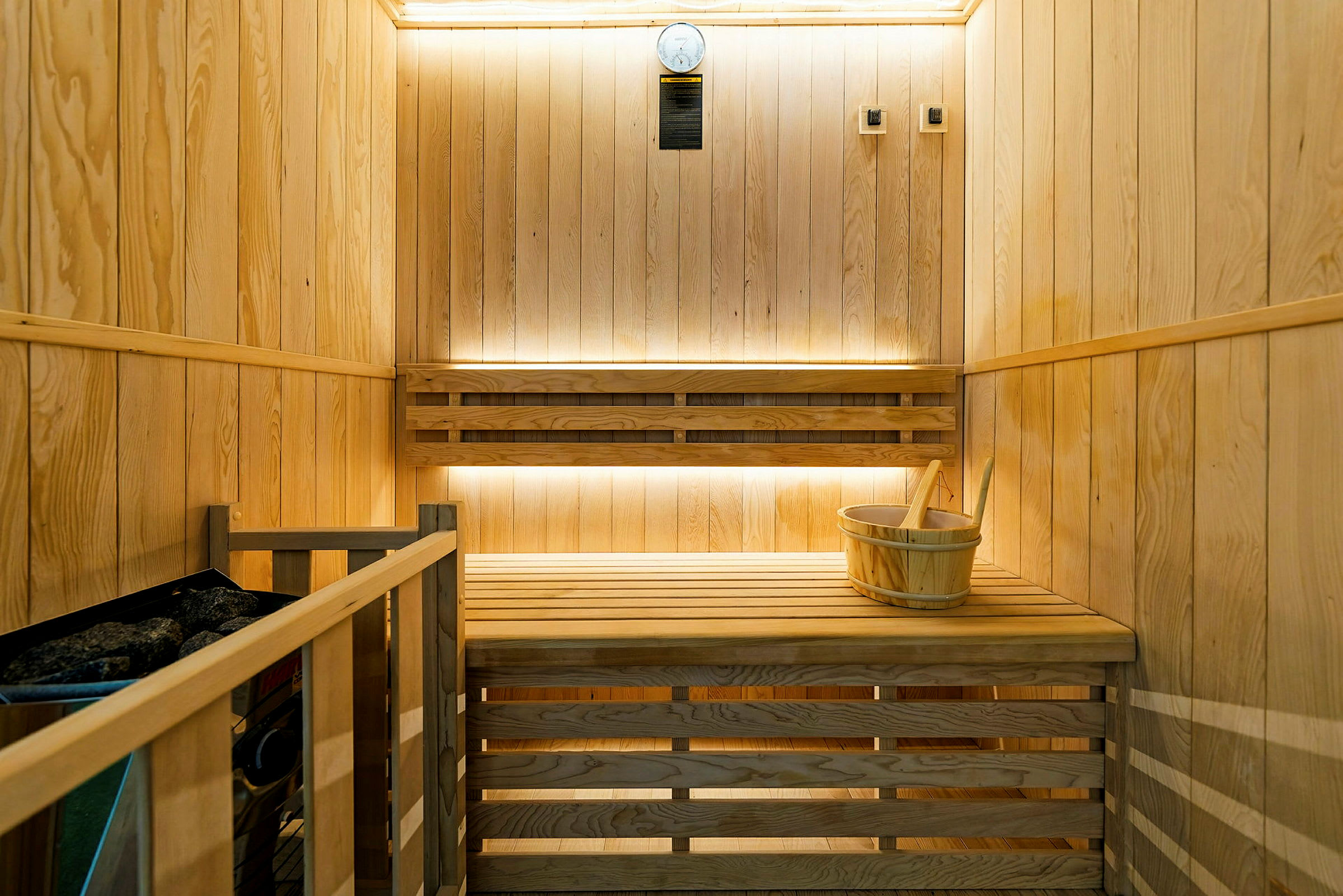 Perinteinen sauna, jossa on puupaneelit ja penkit. (Tekoälyn luoma teksti)