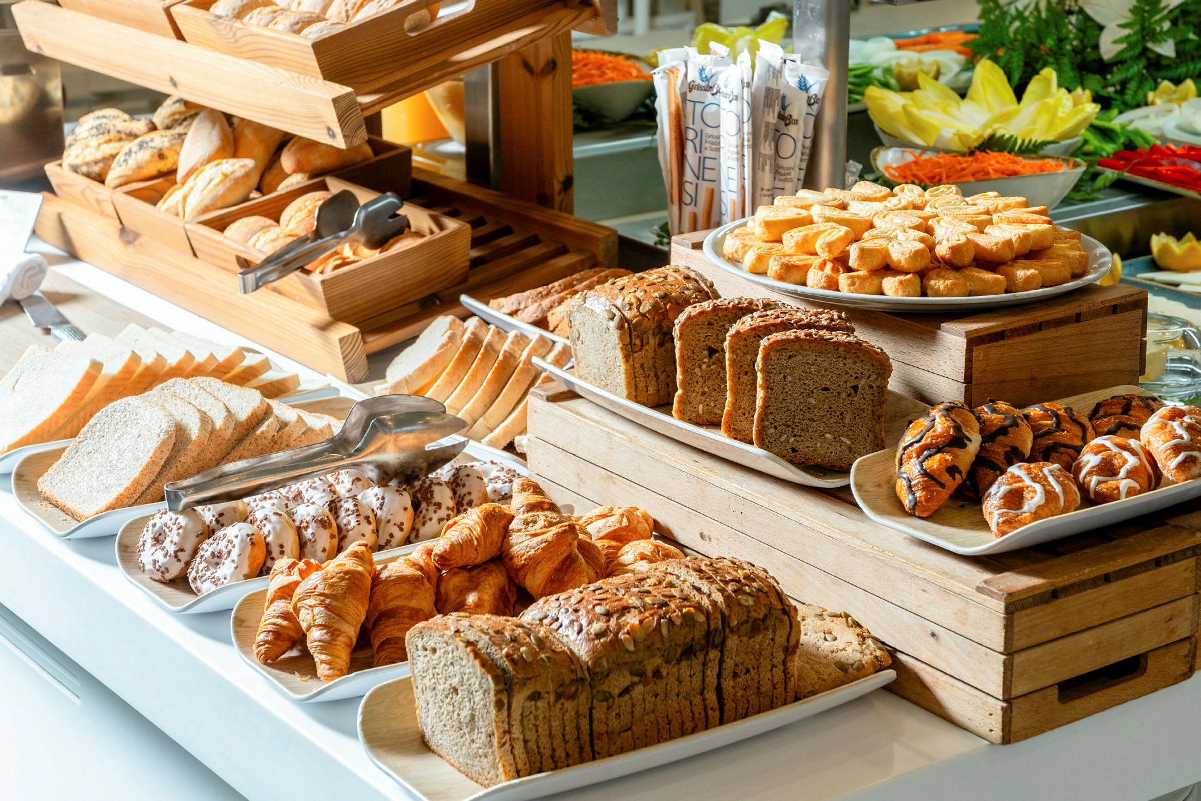 Buffet, jossa on erilaisia leipiä ja leivonnaisia tarjoilualueella. (Tekoälyn luoma teksti)