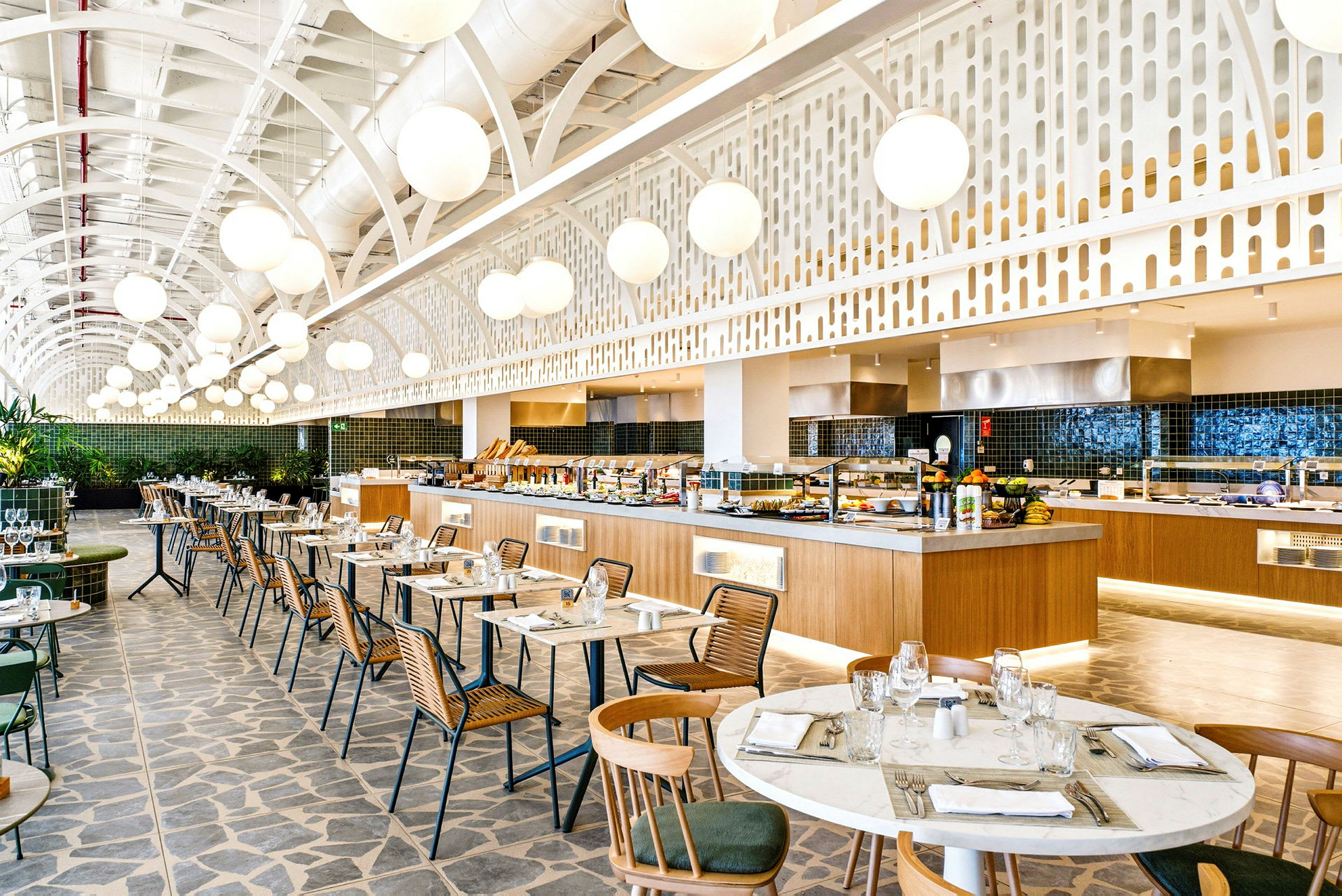 Tyylikäs ruokasali, jossa on nykyaikaisia huonekaluja ja buffet tarjolla. (Tekoälyn luoma teksti)