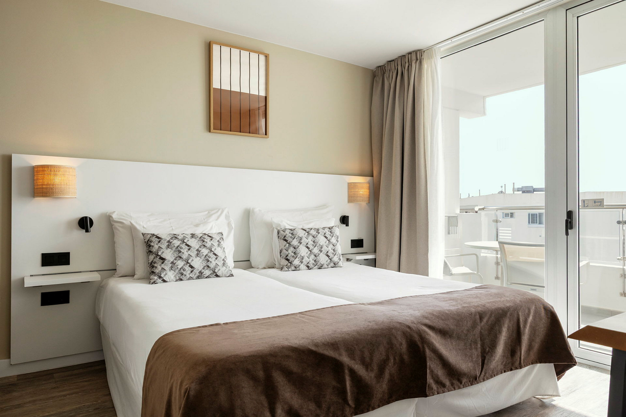 Junior Suite - 2 huonetta, iso parveke hotellin ylemmissä kerroksissa, ympäristön suuntaan