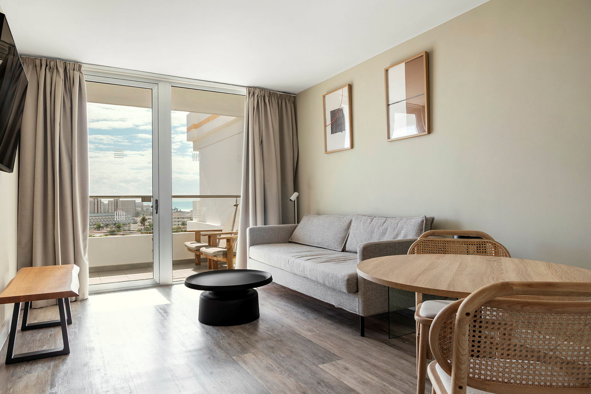 Junior Suite - 2 huonetta, iso parveke hotellin ylemmissä kerroksissa, ympäristön suuntaan