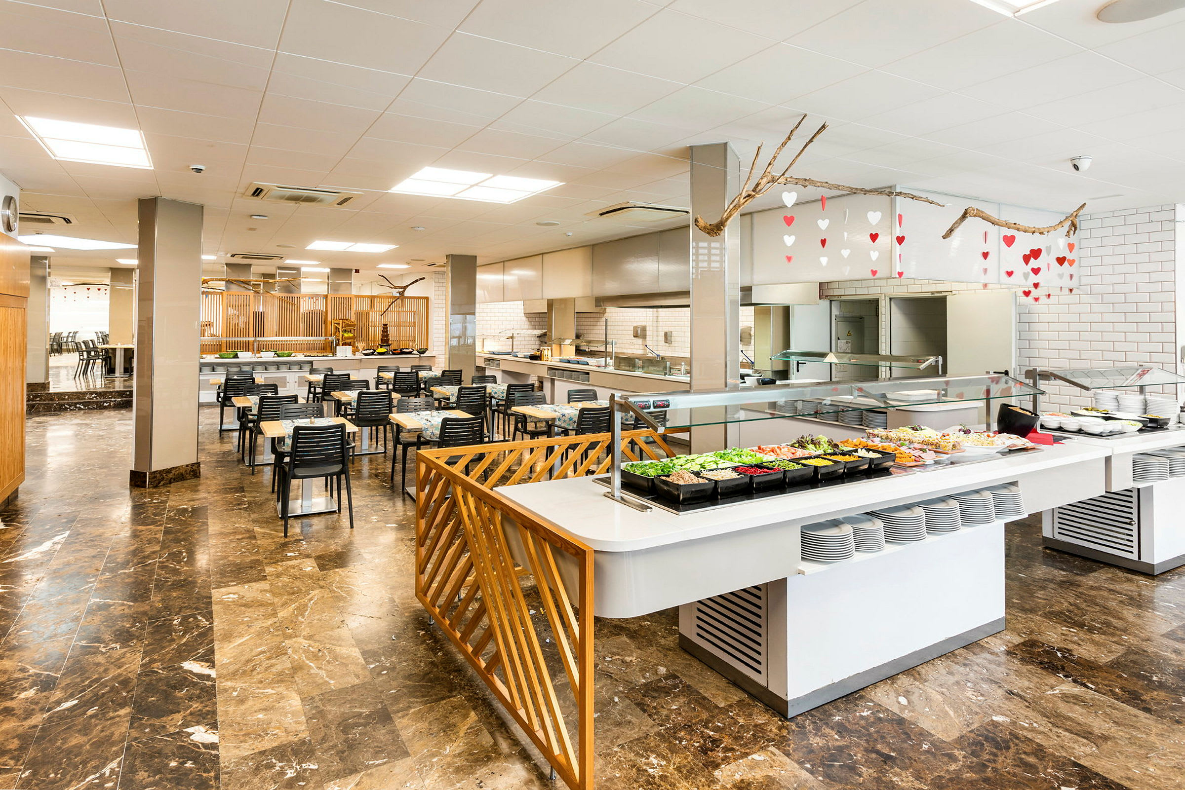 Kuva nykyaikaisesta ravintolasta, jossa on buffet-alue ja istumapaikat. (Tekoälyn luoma teksti)