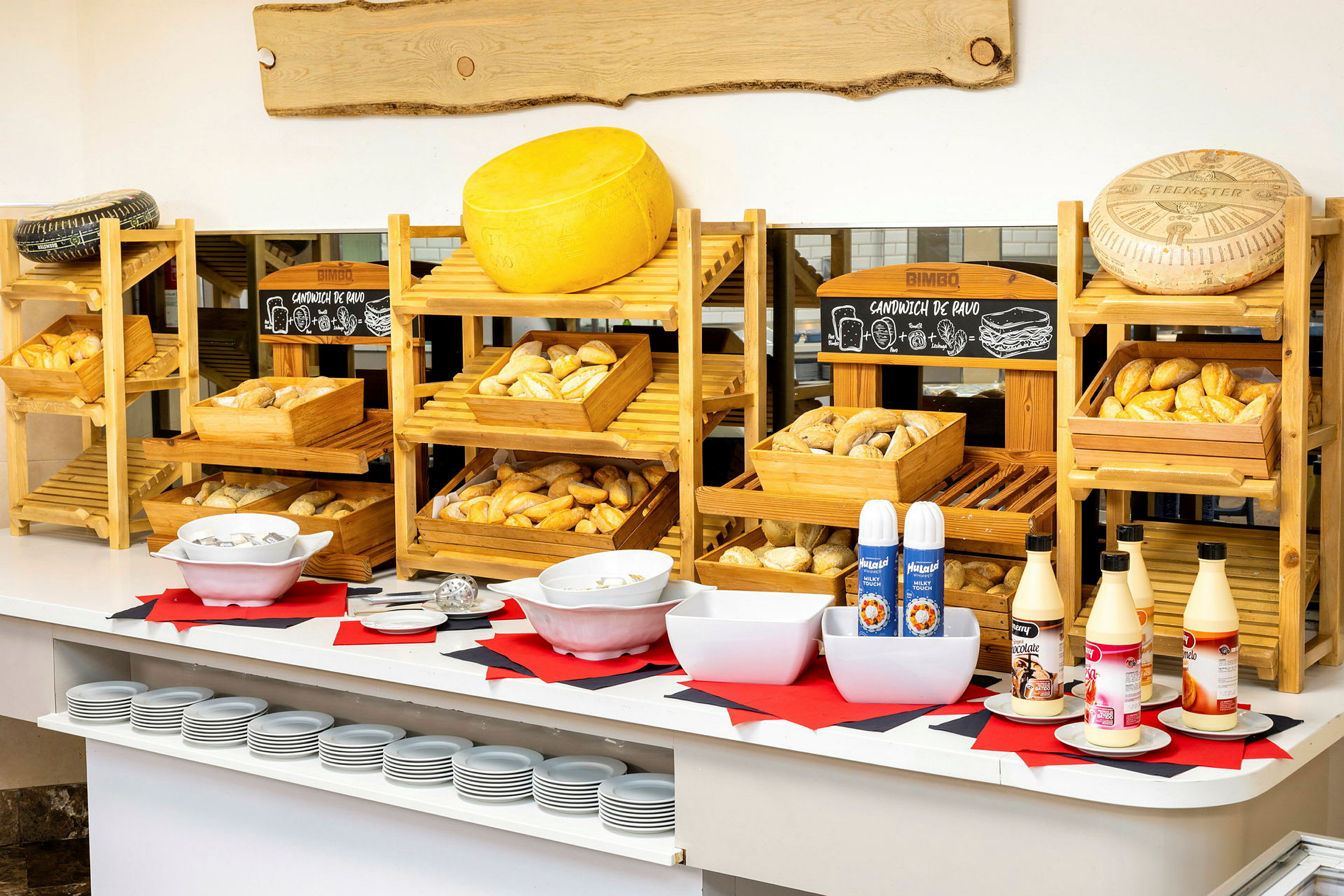 Buffet, jossa on leipää, juustoa ja kastikkeita pöydällä. (Tekoälyn luoma teksti)