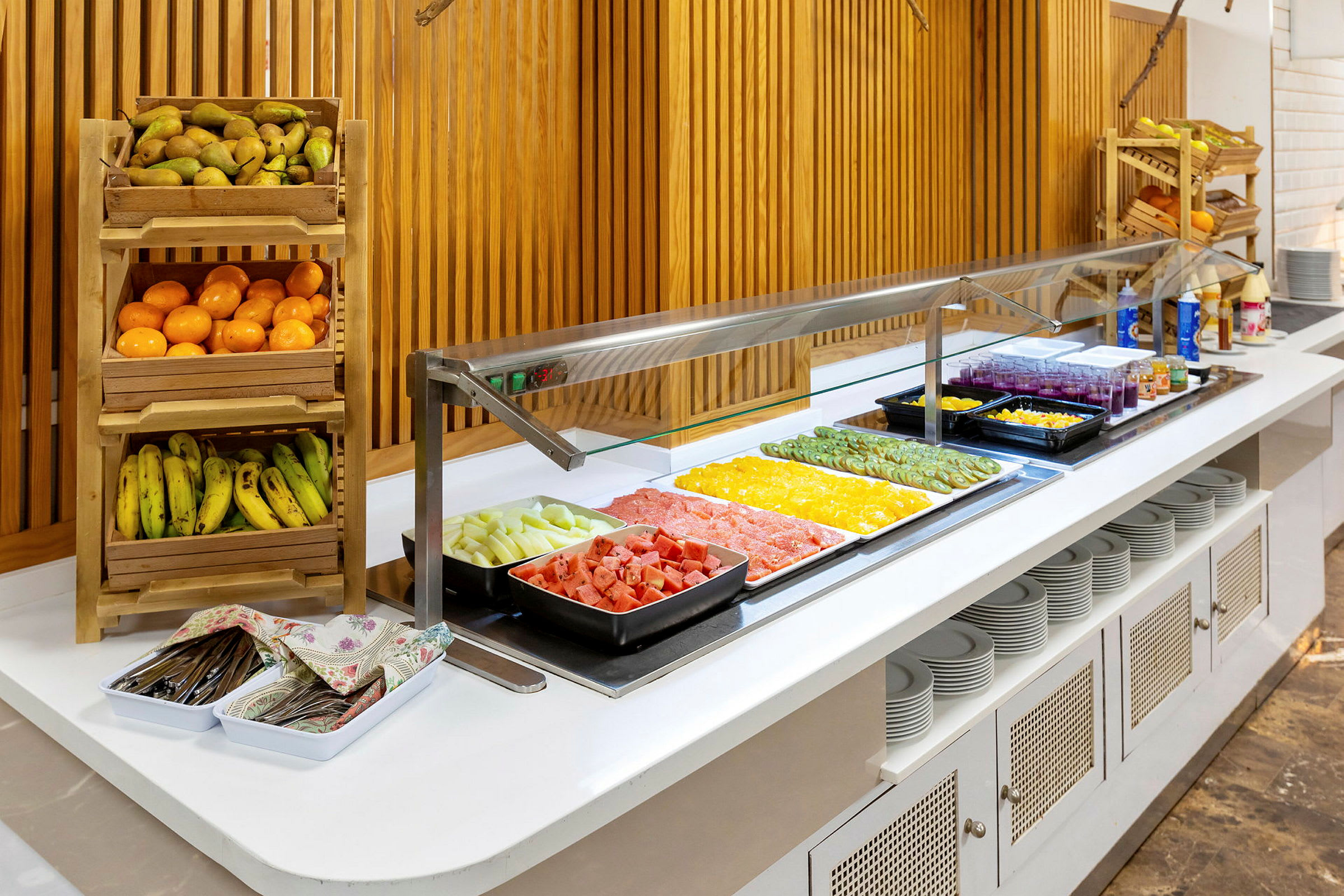 Buffet, jossa tuoreita hedelmiä ja salaattitarvikkeita. (Tekoälyn luoma teksti)