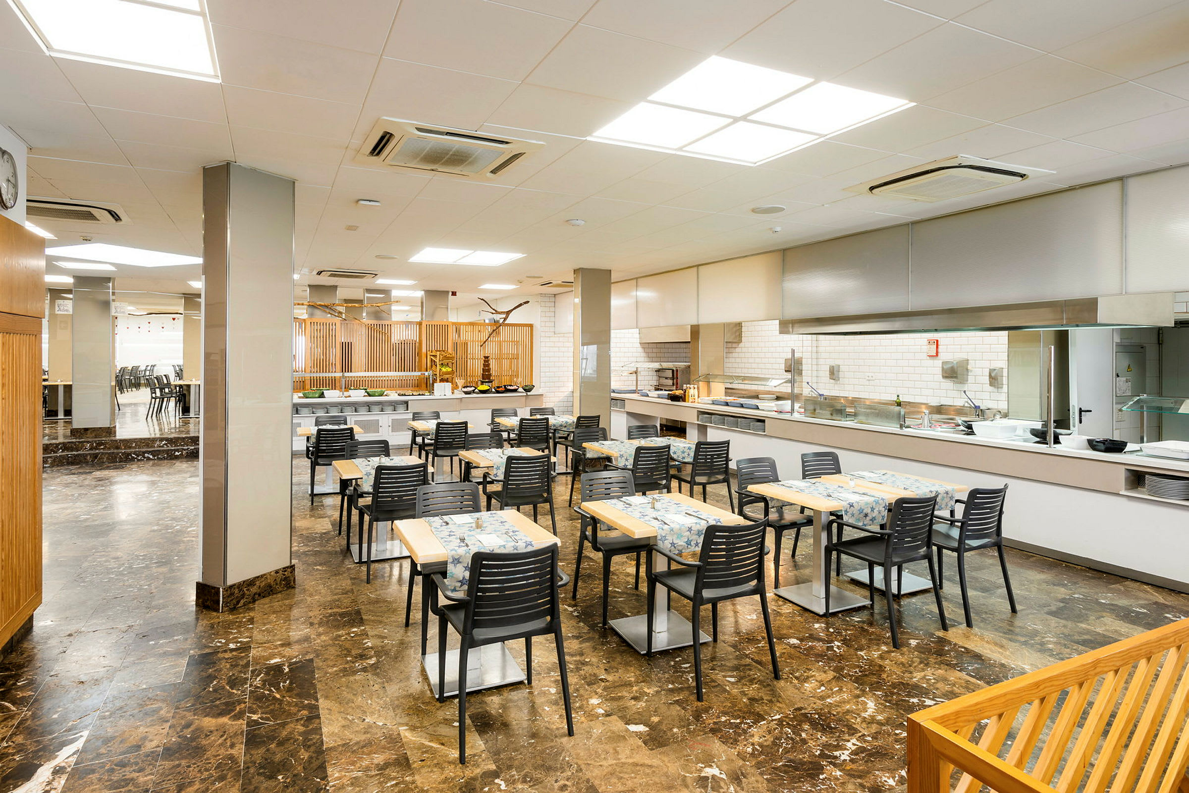 Ruokailutila, jossa pöytiä, tuoleja ja buffet-ruokailu. (Tekoälyn luoma teksti)