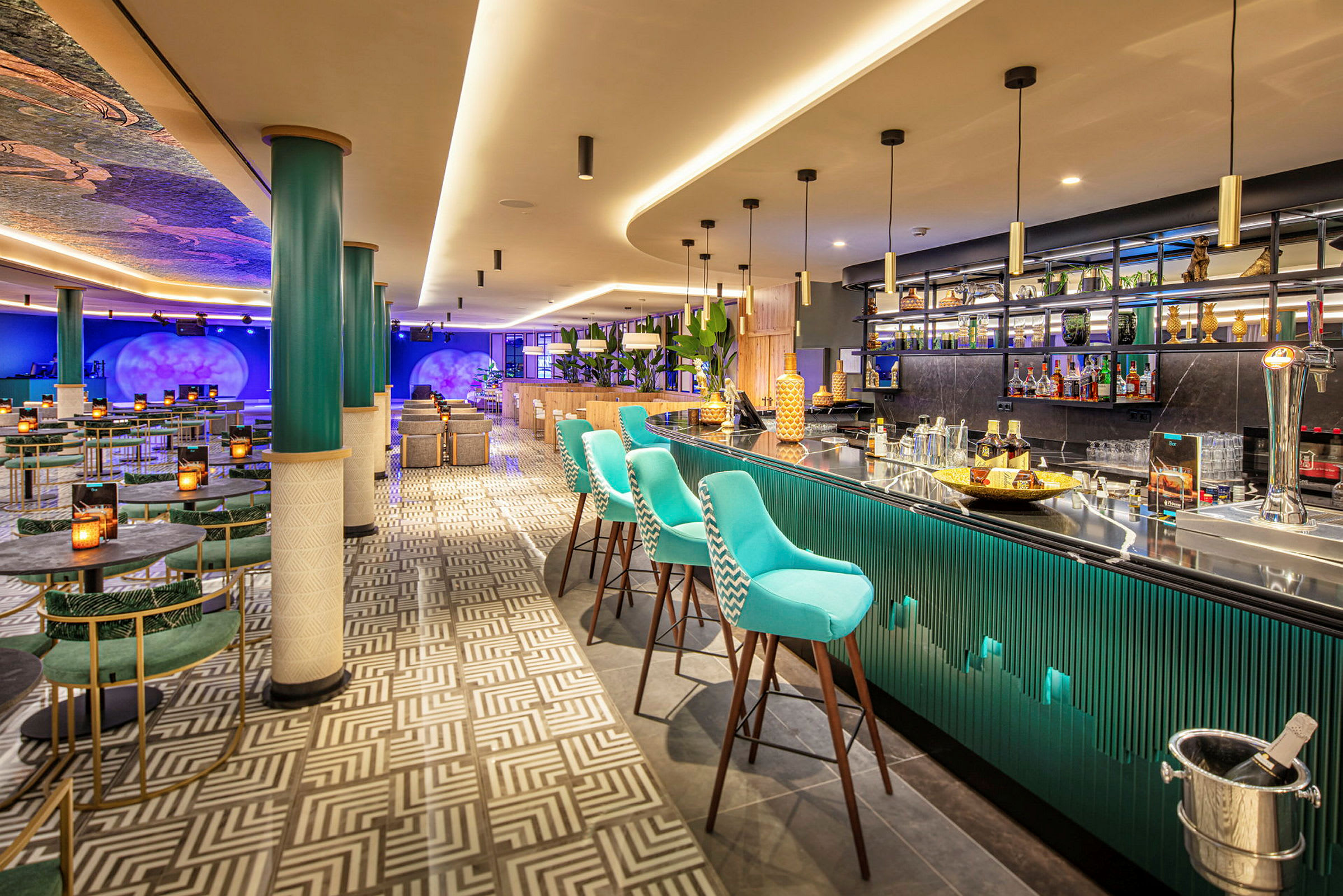Moderni baari ja lounge värikkäillä tuoleilla ja koristeilla. (Tekoälyn luoma teksti)