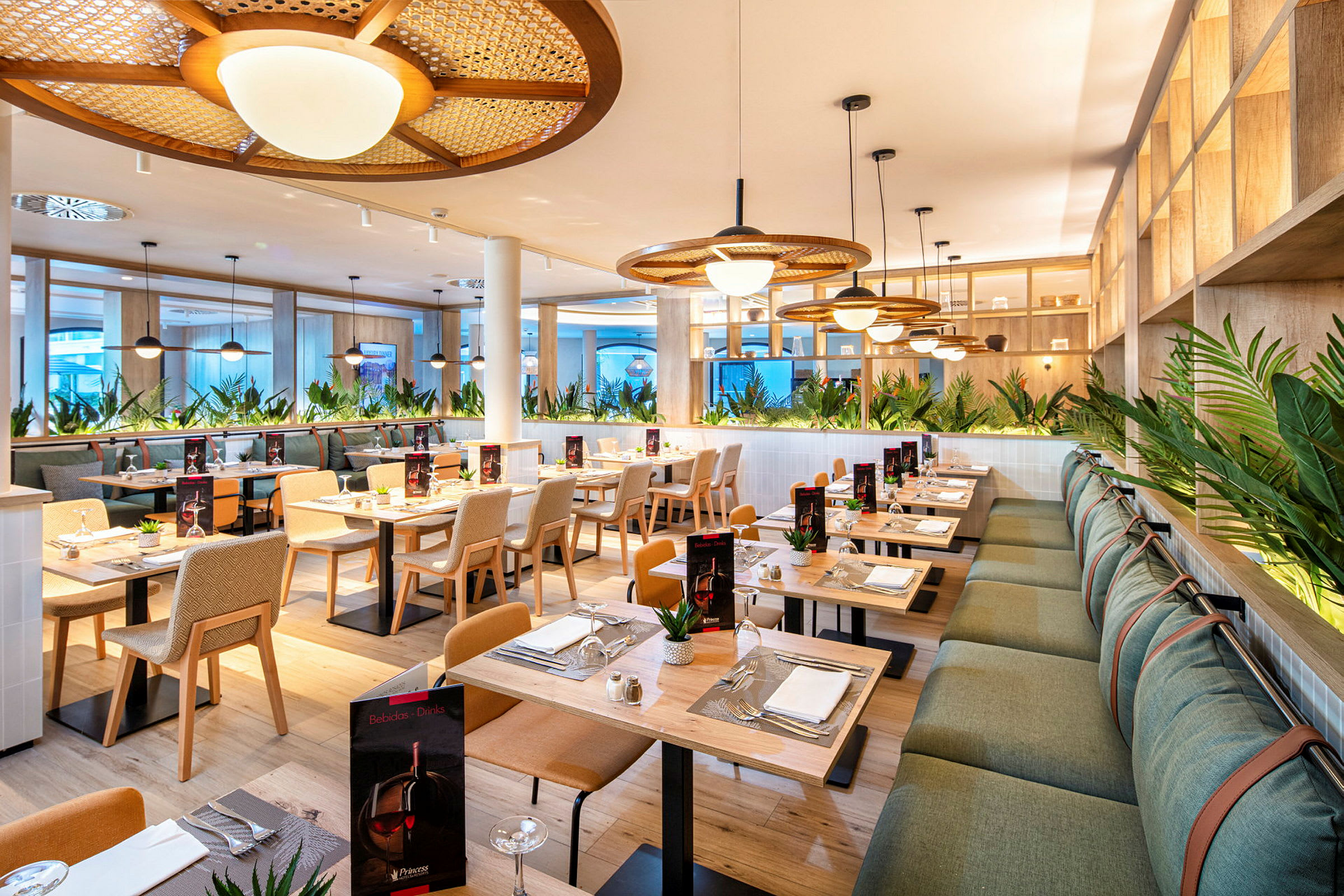 Tyylikäs ravintola, jossa pöytiä ja tuoleja sekä vihreitä kasveja koristeina. (Tekoälyn luoma teksti)