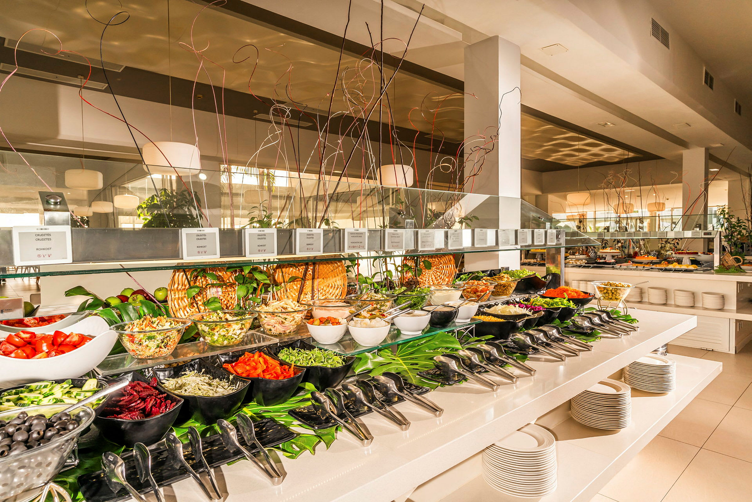 Kuva buffet-pöydästä, jossa on monipuolinen valikoima salaatteja ja muita ruokia. (Tekoälyn luoma teksti)