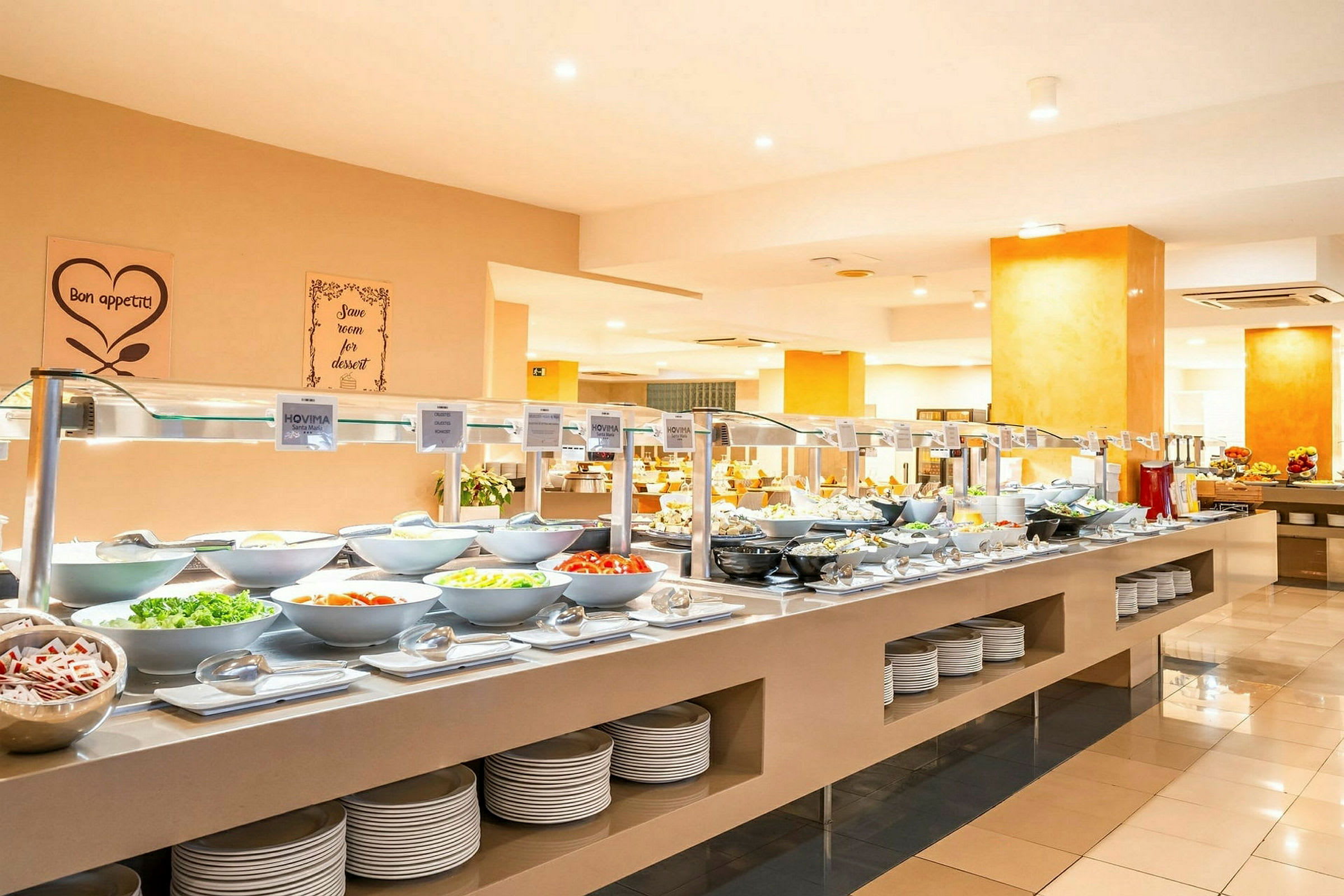 Buffet-alue, jossa värikkäitä ruokia tarjoillaan erilaisissa kulhoissa ja lautasilla. (Tekoälyn luoma teksti)