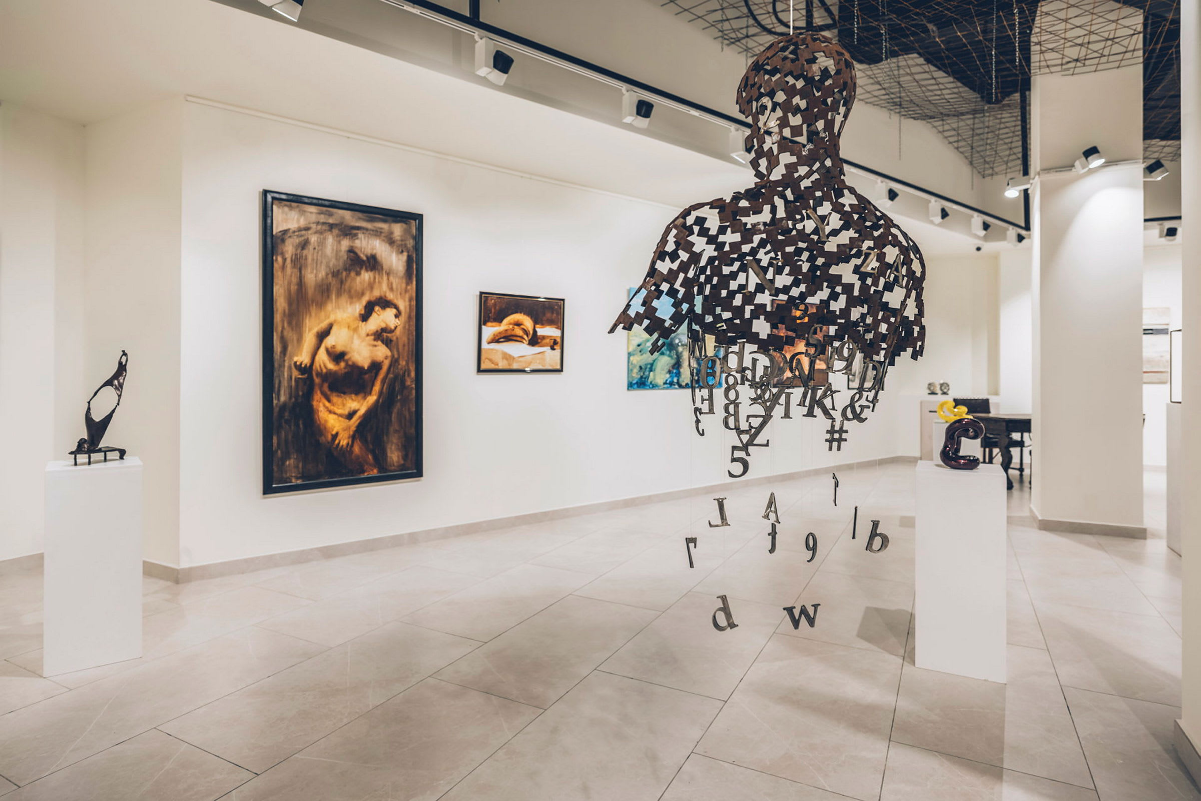 Moderni taidegalleria, jossa on veistoksia ja maalauksia eri tyyleissä. (Tekoälyn luoma teksti)
