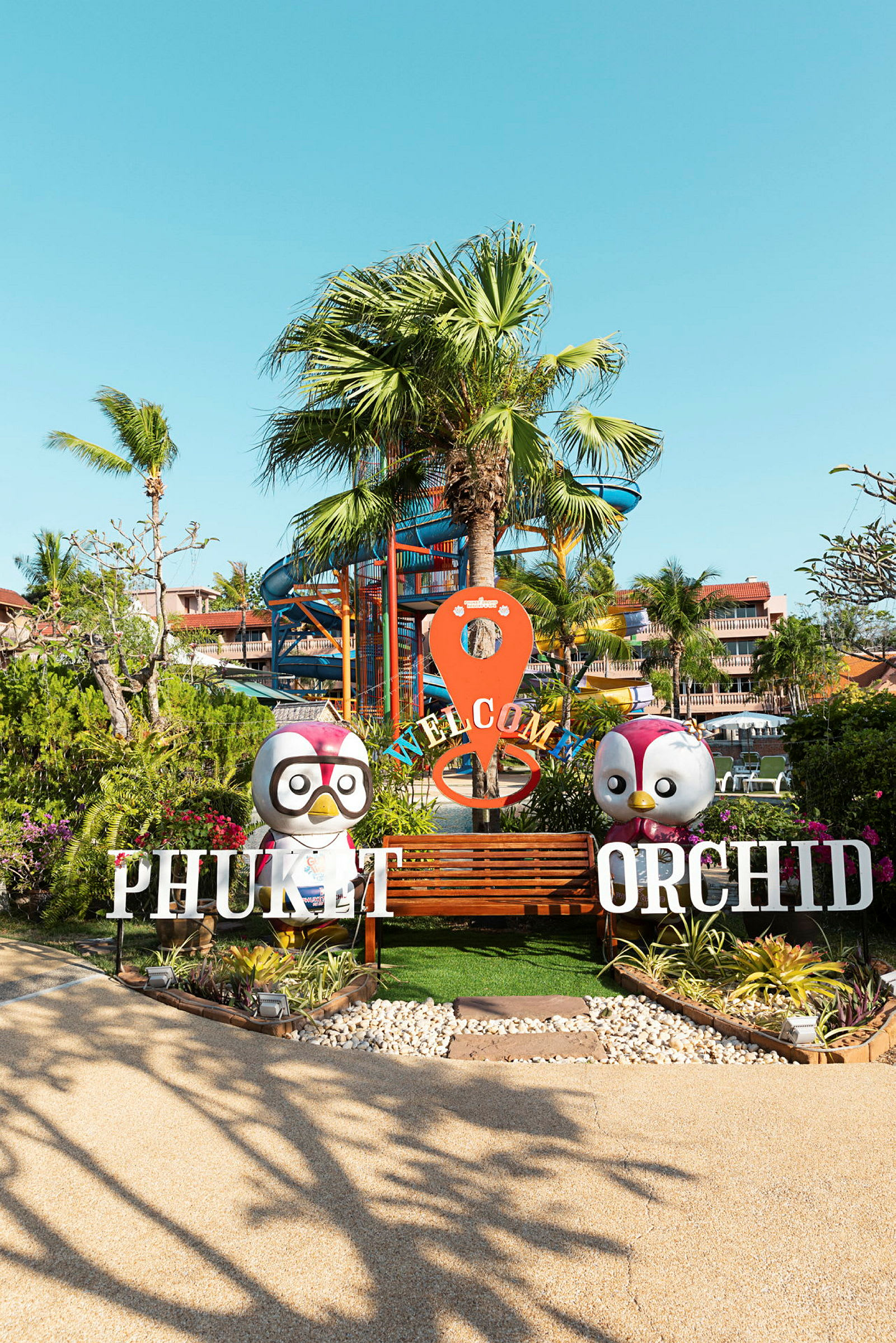 Phuket Orkidea -sisäänkäynti, taustalla palmuja. (Tekoälyn luoma teksti)