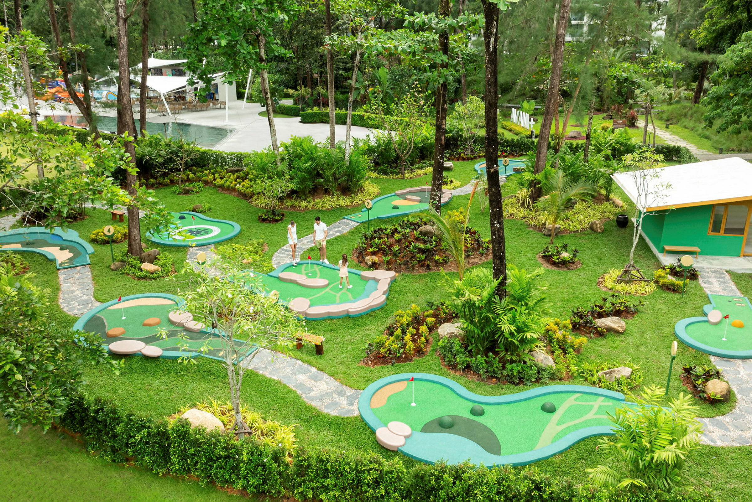 Minigolf-rata vehreässä ympäristössä, jossa pelaa muutamia henkilöitä. (Tekoälyn luoma teksti)