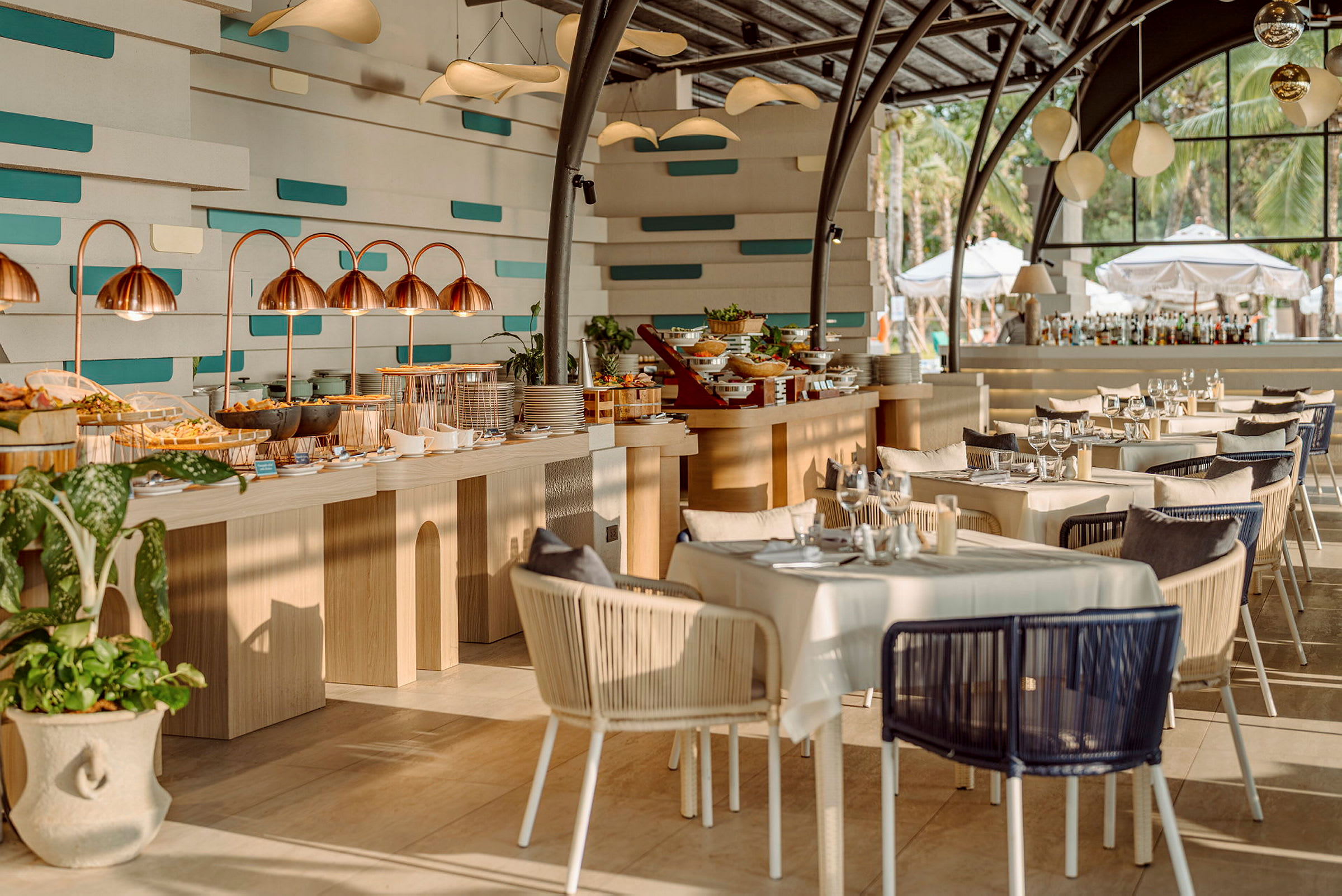 Tyylikäs ravintola, jossa on katettuja pöytiä, buffetpöytä ja nykyaikaiset valaisimet. (Tekoälyn luoma teksti)