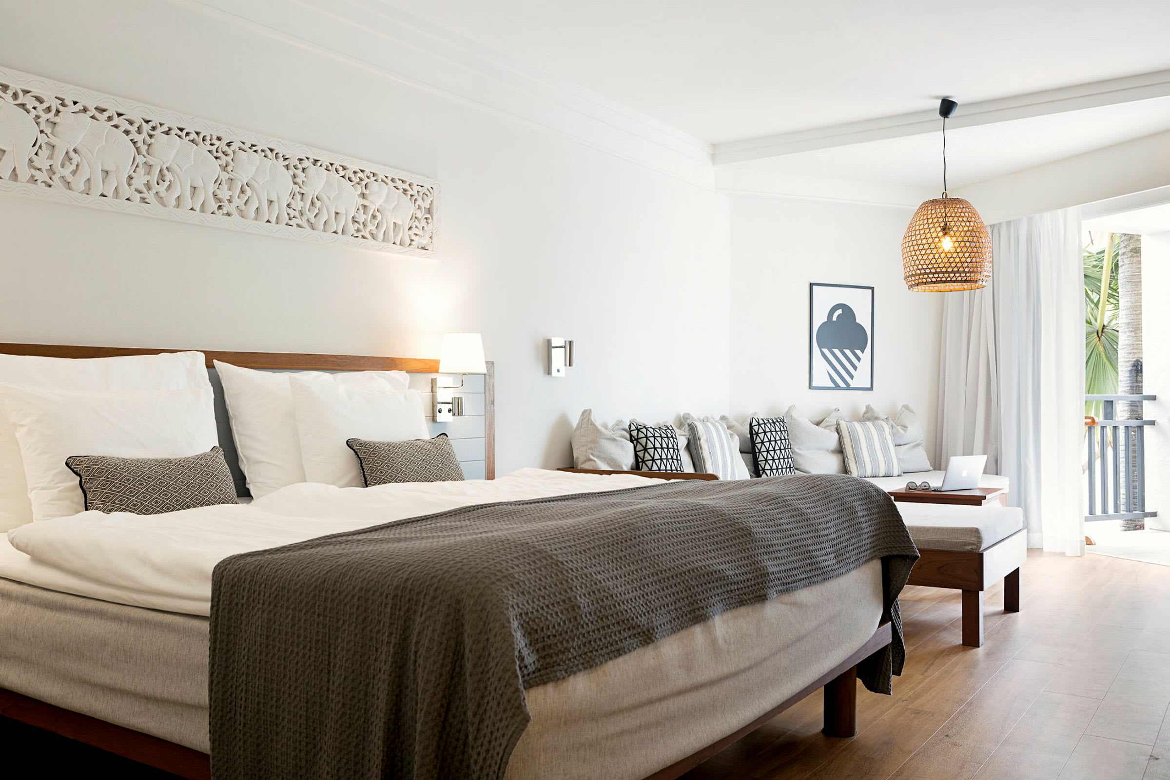 Hotellihuone, jossa on suuri sänky ja moderni sisustus. (Tekoälyn luoma teksti)