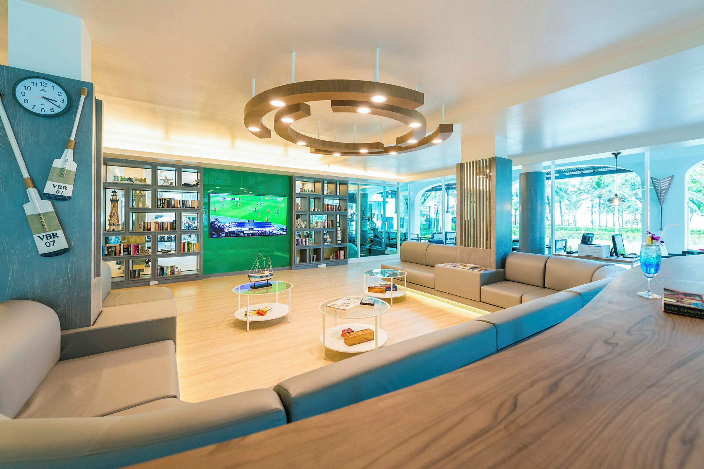 Lounge-alue, jossa sohvia, hyllyjä ja suuri televisio. (Tekoälyn luoma teksti)