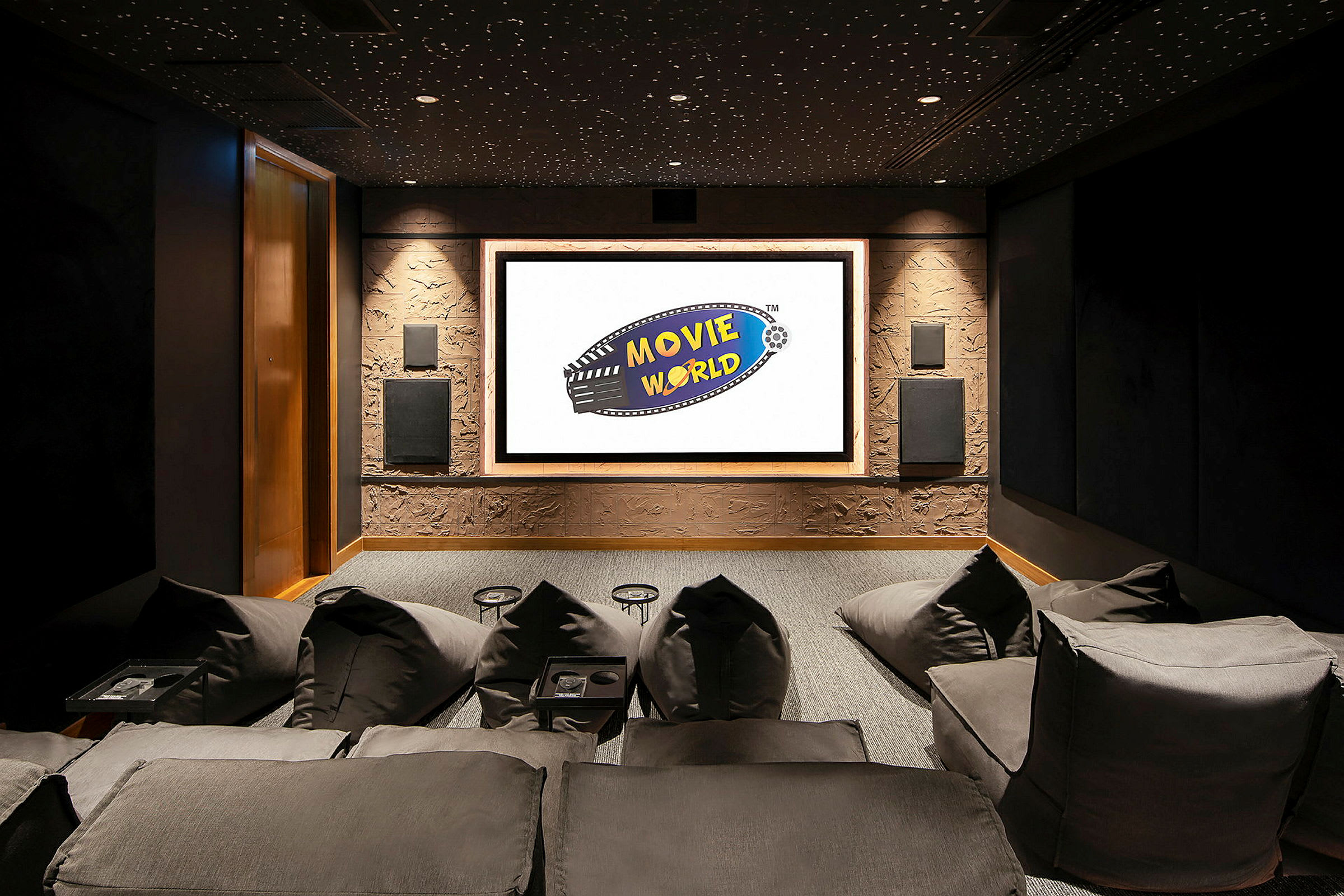 Elokuvateatteri, jossa on suuri näyttö ja teksti "Movie World". (Tekoälyn luoma teksti)