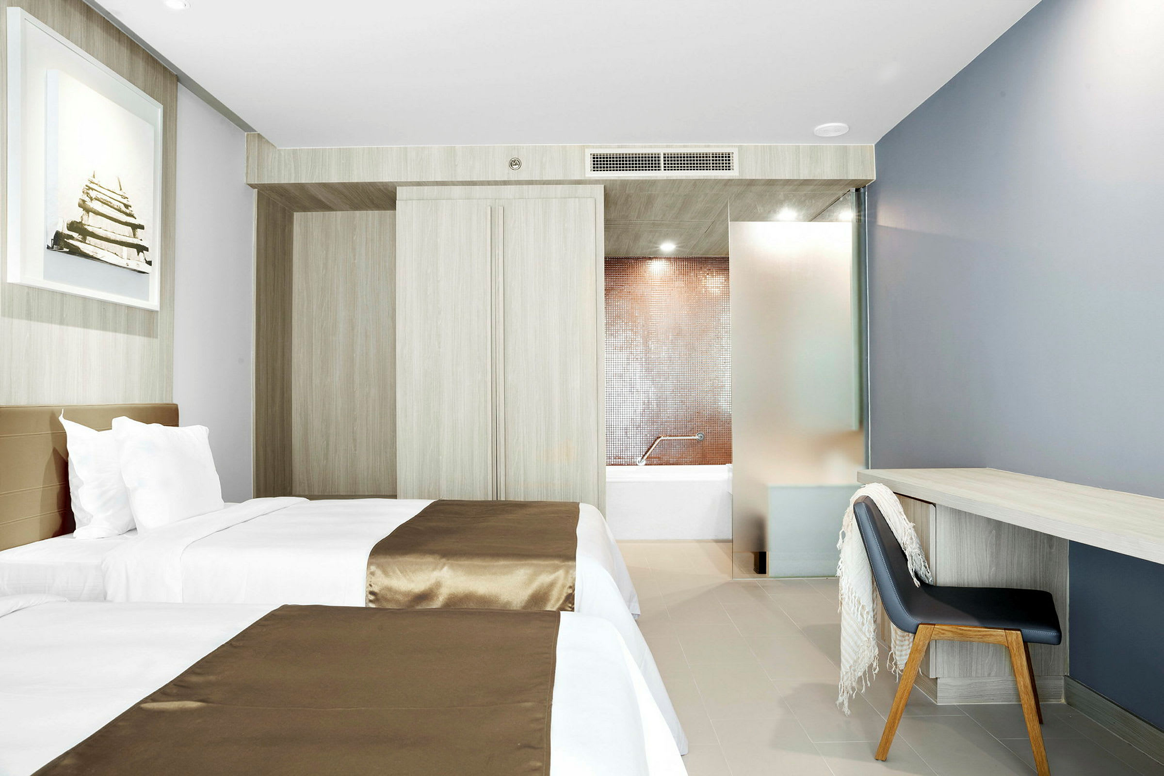 Hotellihuoneessa on kaksi erillistä vuodetta, kirjoituspöytä ja tuoli sekä näkymä kylpyhuoneeseen. (Tekoälyn luoma teksti)