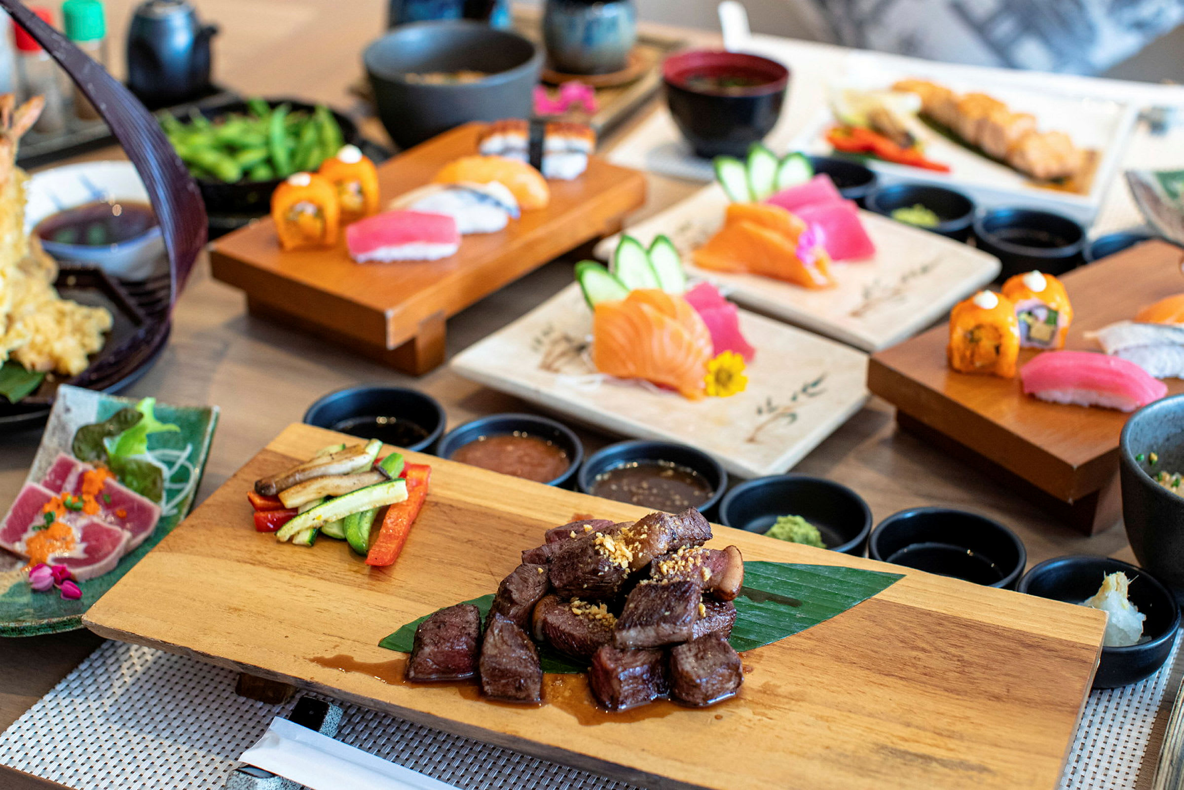 Valikoima japanilaisia ruokia, mukaan lukien sushi ja grillattu liha. (Tekoälyn luoma teksti)