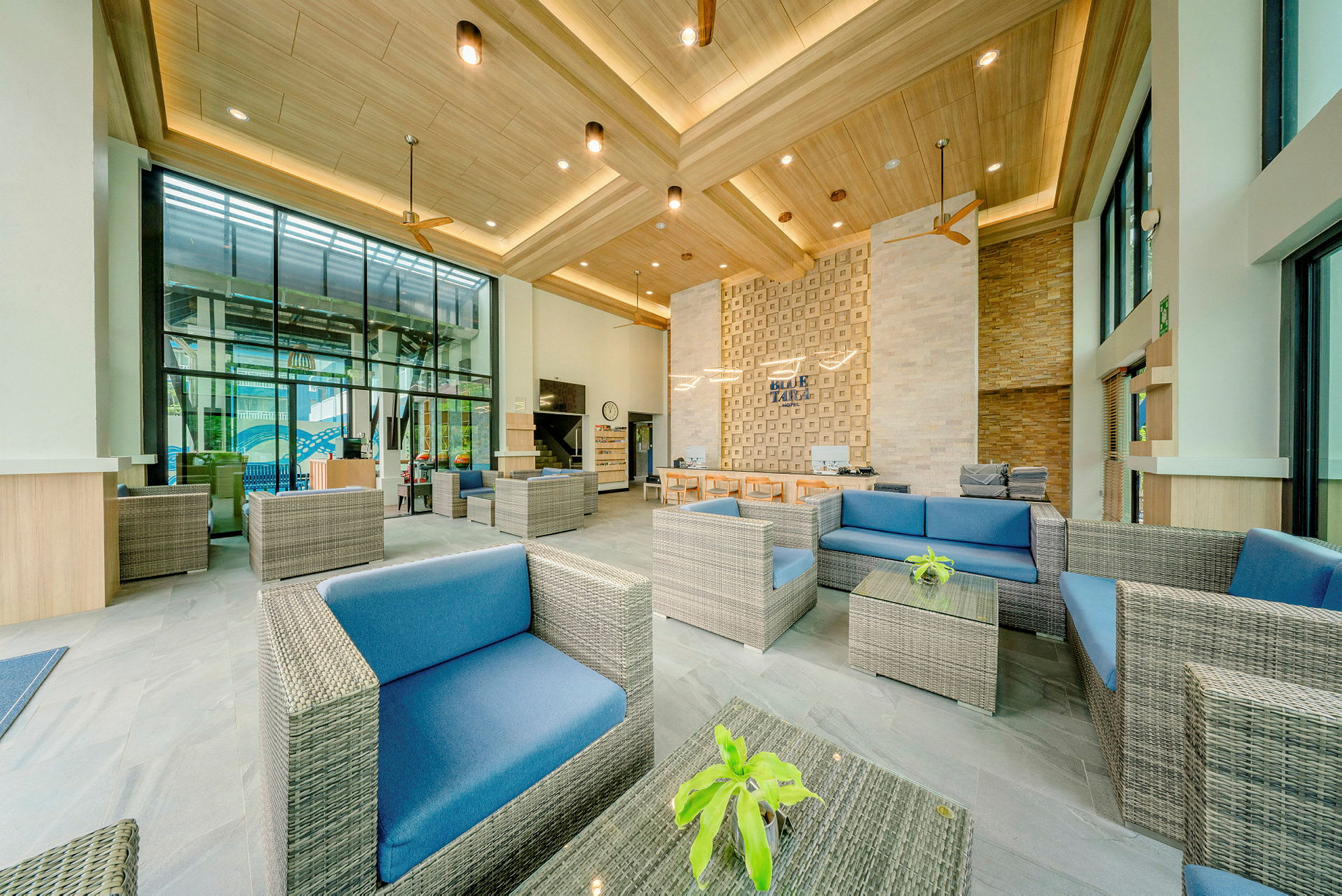 Oleskelutila istuinpaikoilla ja lasiseinällä. (Tekoälyn luoma teksti)