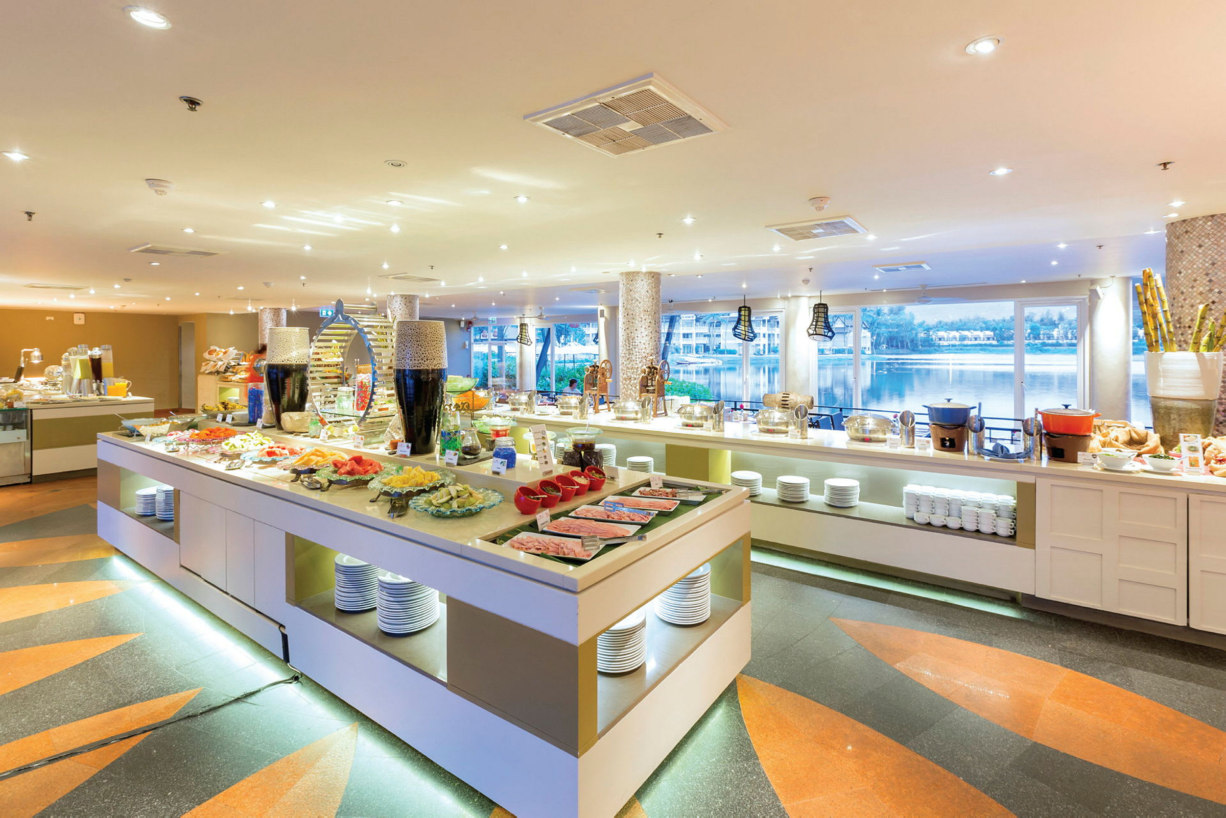 Tilava buffet-ravintola, jossa on erilaisia ruokalajeja ja panoraamanäkymät vesialueelle. (Tekoälyn luoma teksti)