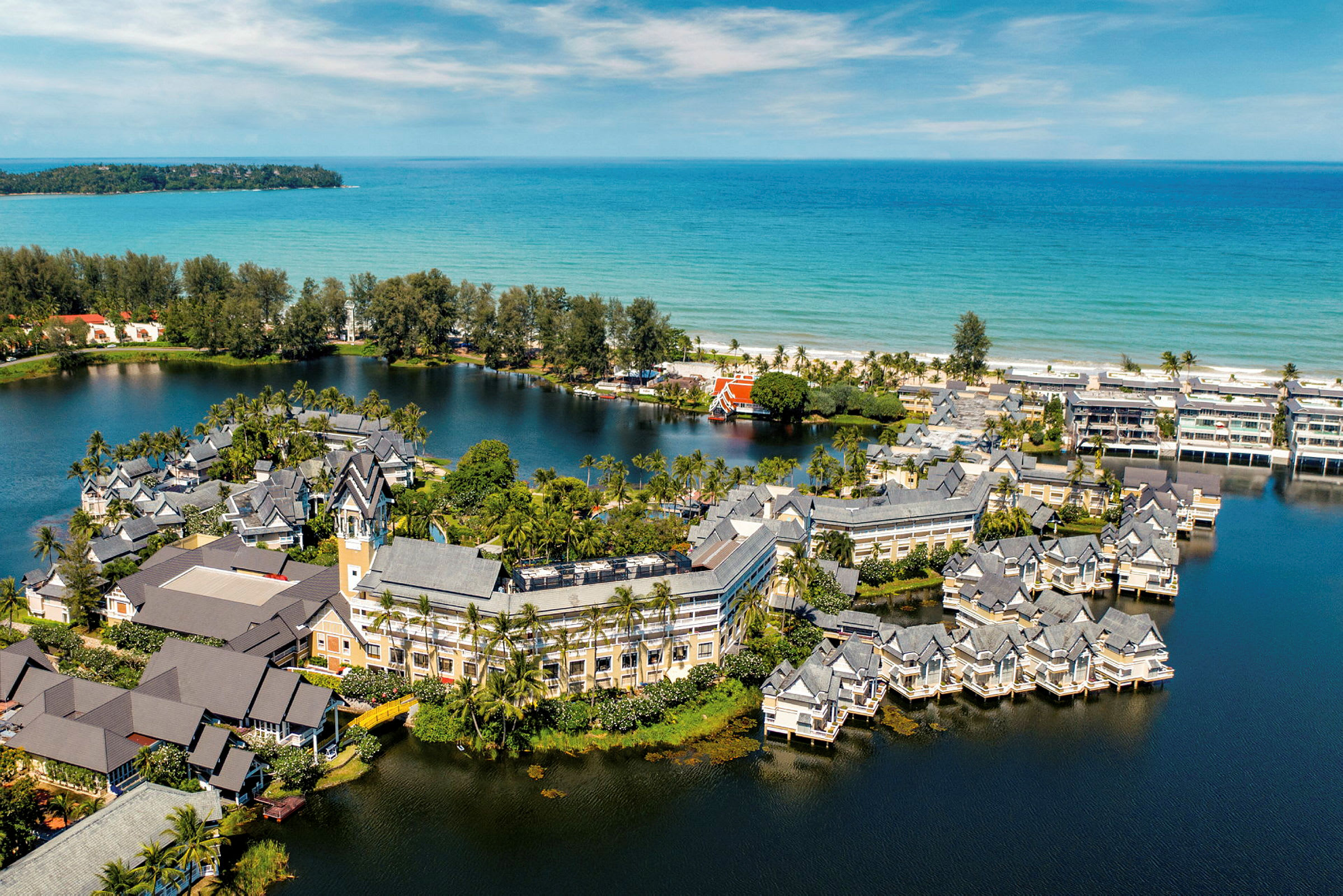 Hotellialue sijaitsee laguunin lähellä meren rannalla. (Tekoälyn luoma teksti)
