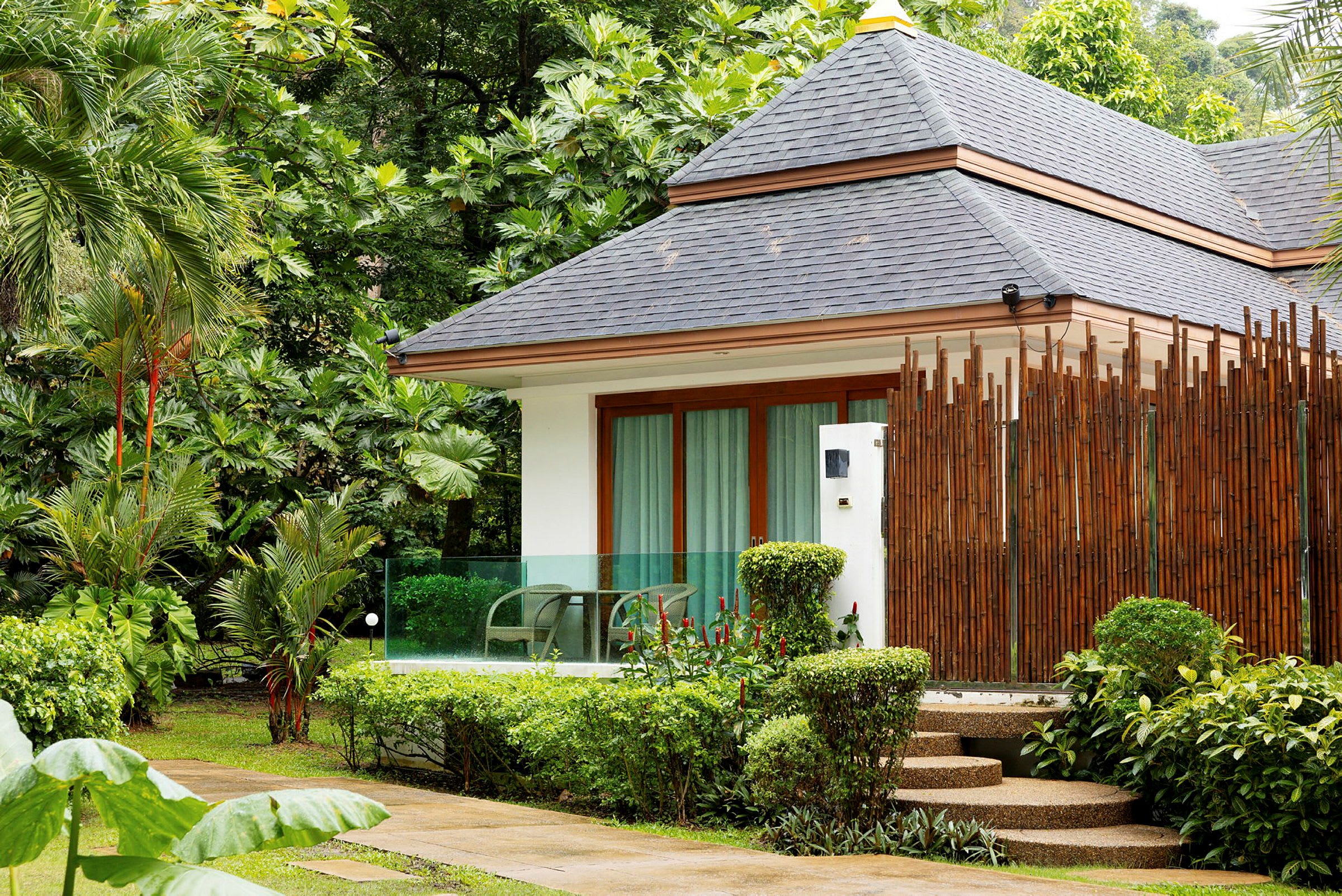 Bungalow, jota ympäröi vehreys. (Tekoälyn luoma teksti)