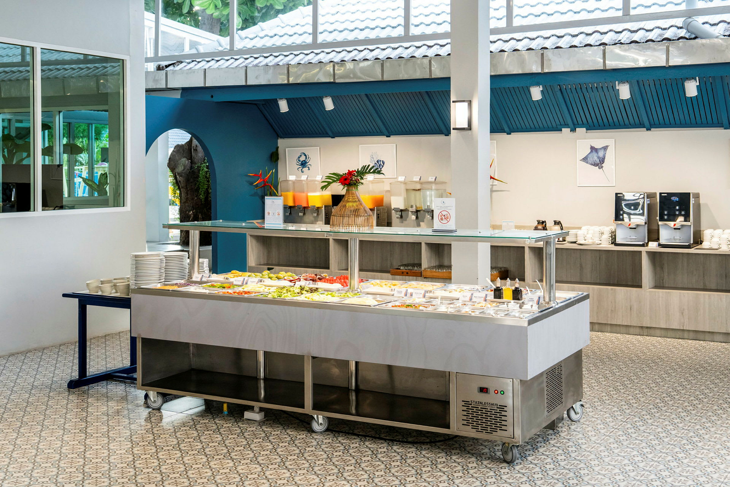Buffet-salaatti ja juoma-asema valoisassa huoneessa. (Tekoälyn luoma teksti)