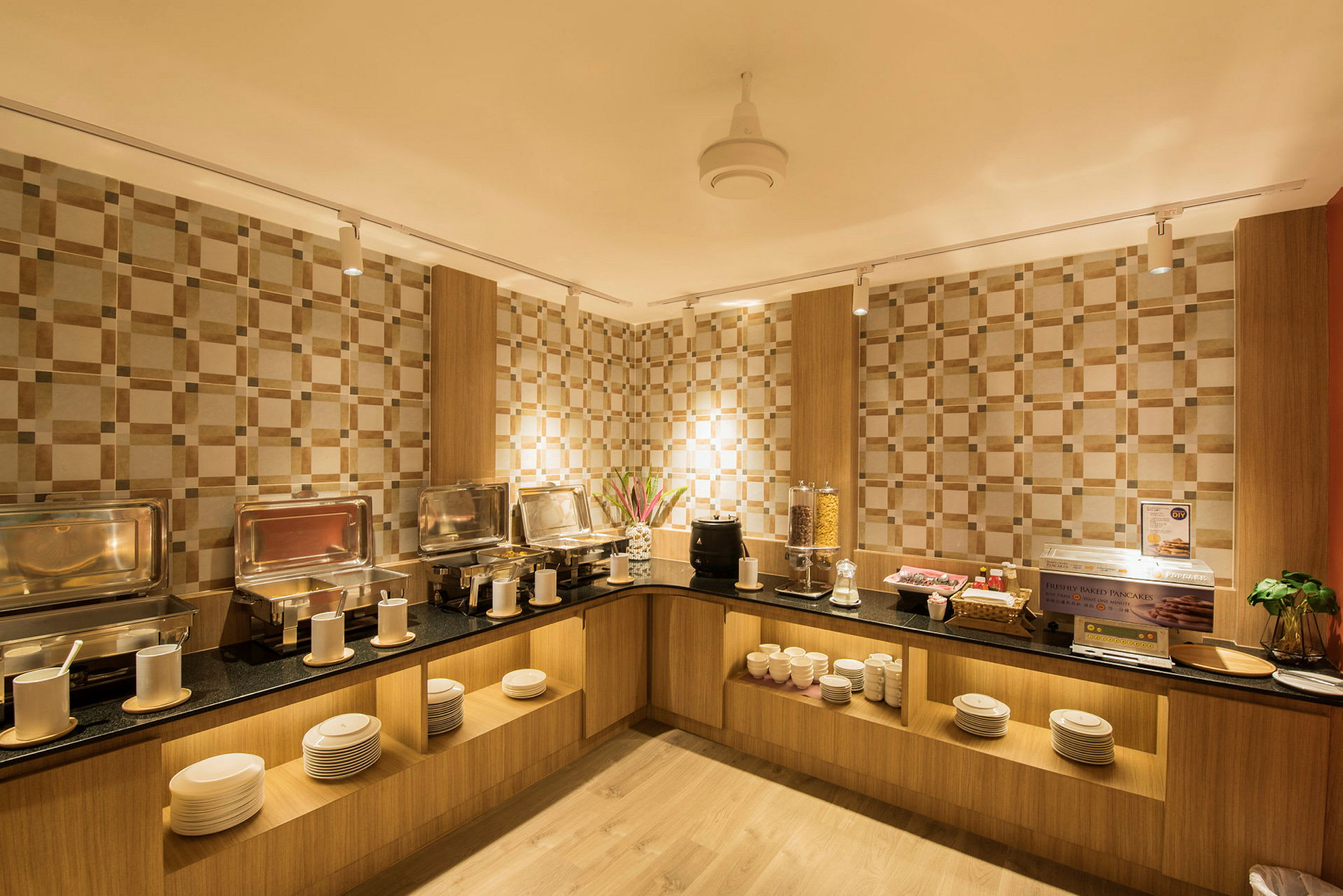 Buffet-alue vaaleassa sisätilassa. (Tekoälyn luoma teksti)