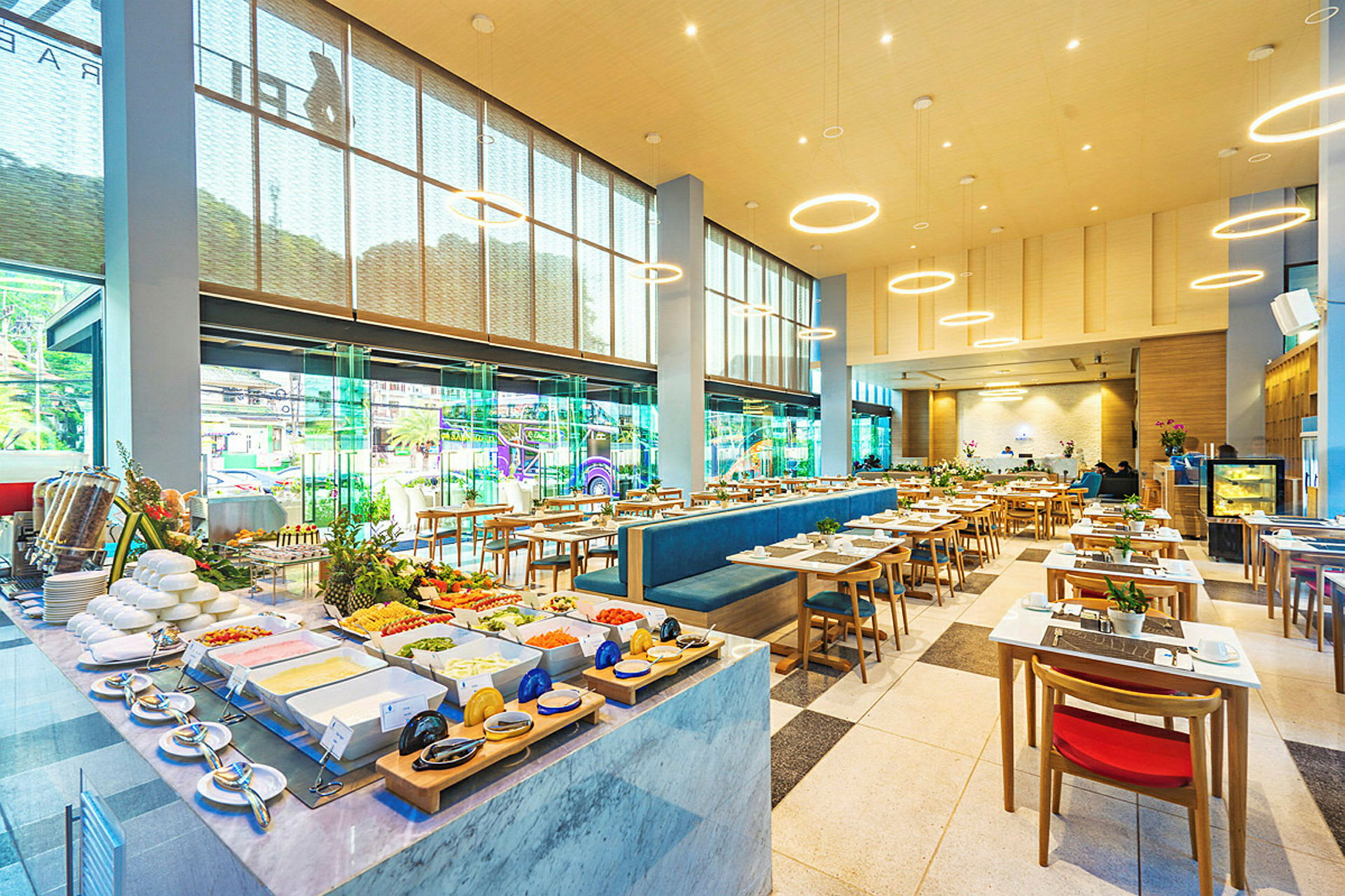 Ravintola, jossa on useita ruokapöytiä ja buffettialue. (Tekoälyn luoma teksti)