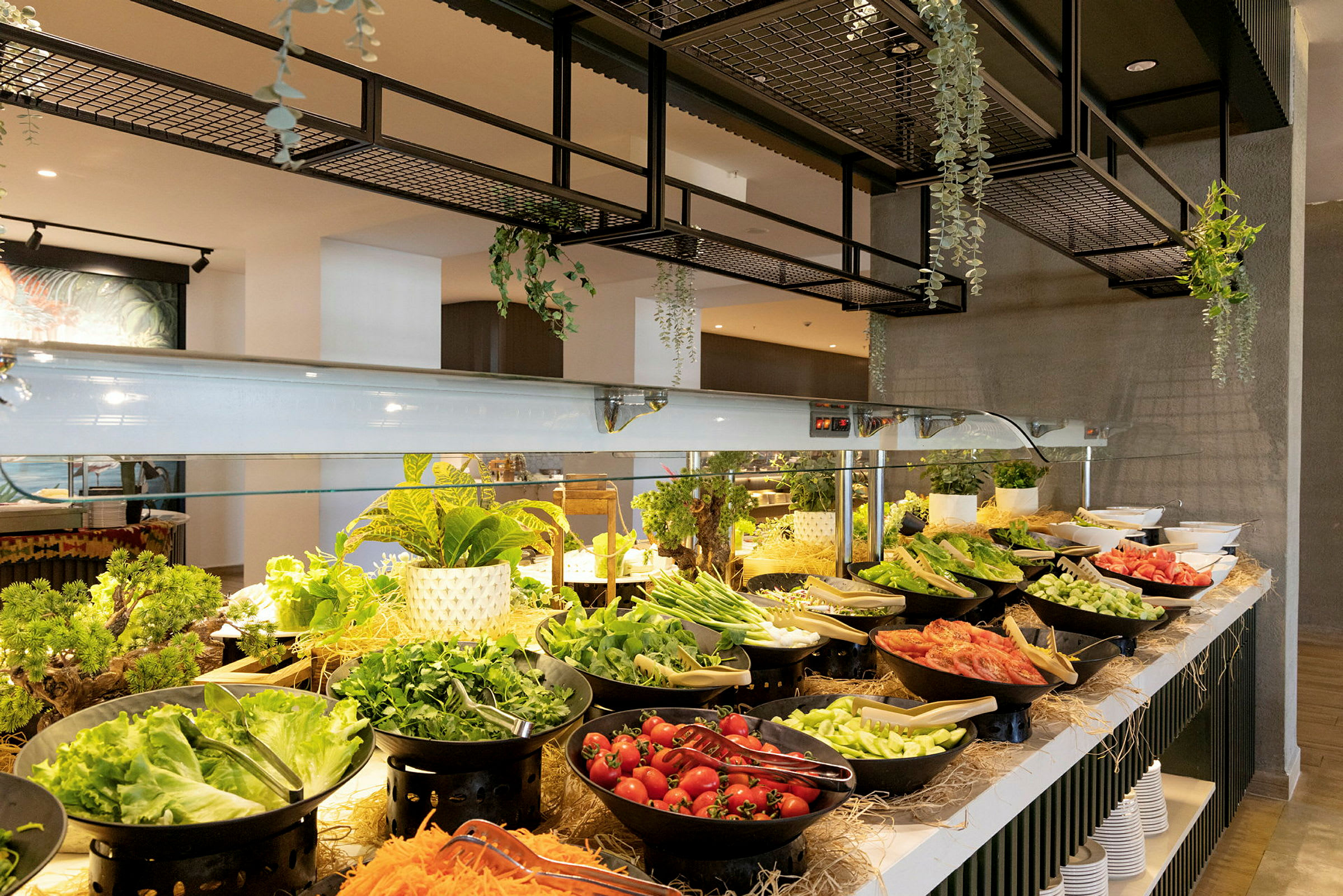 Buffet, jossa tuoreita vihanneksia, salaatteja ja hedelmiä. (Tekoälyn luoma teksti)